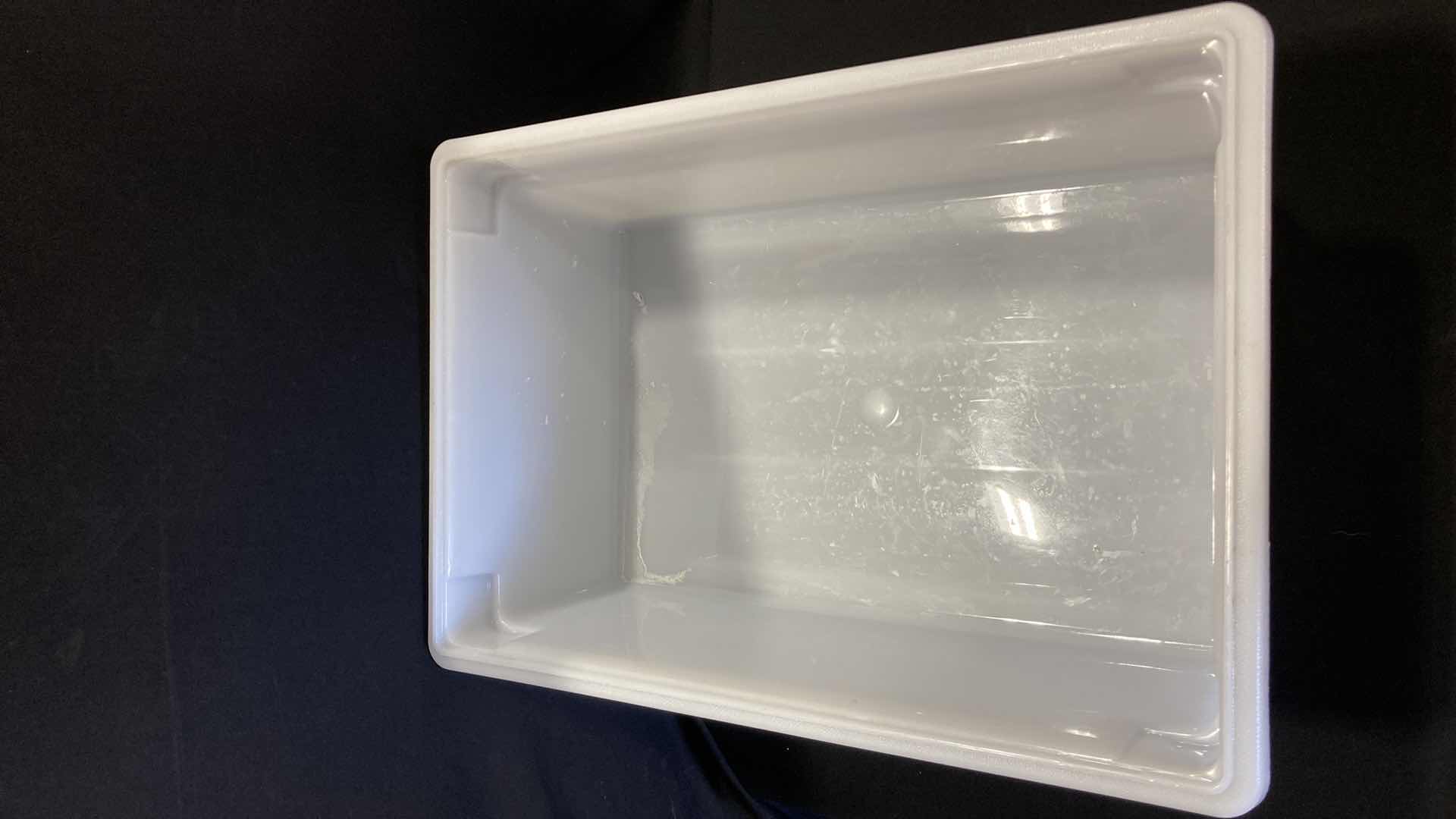 Photo 1 of CAMBRO WHITE FOOD STORAGE BIN 13GAL W LID