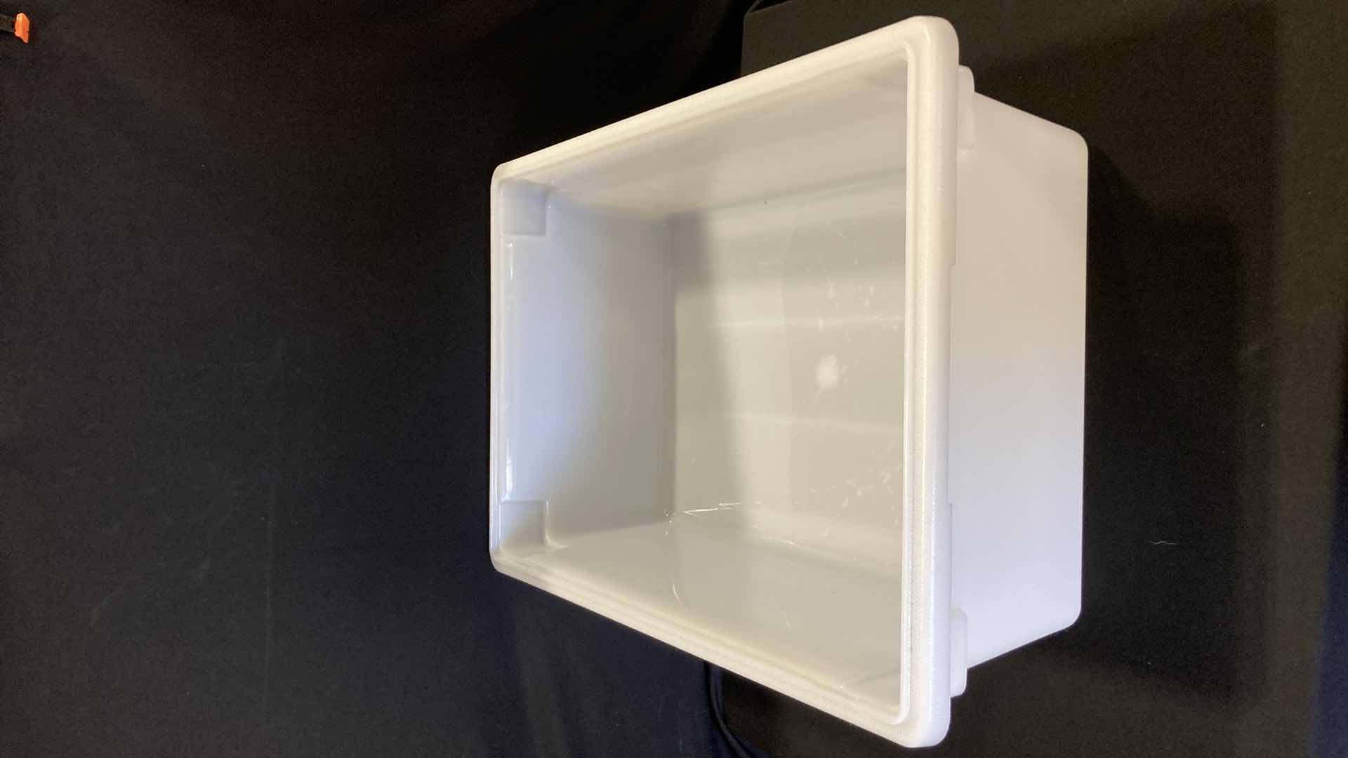 Photo 1 of CAMBRO WHITE FOOD STORAGE BIN 13GAL W LID
