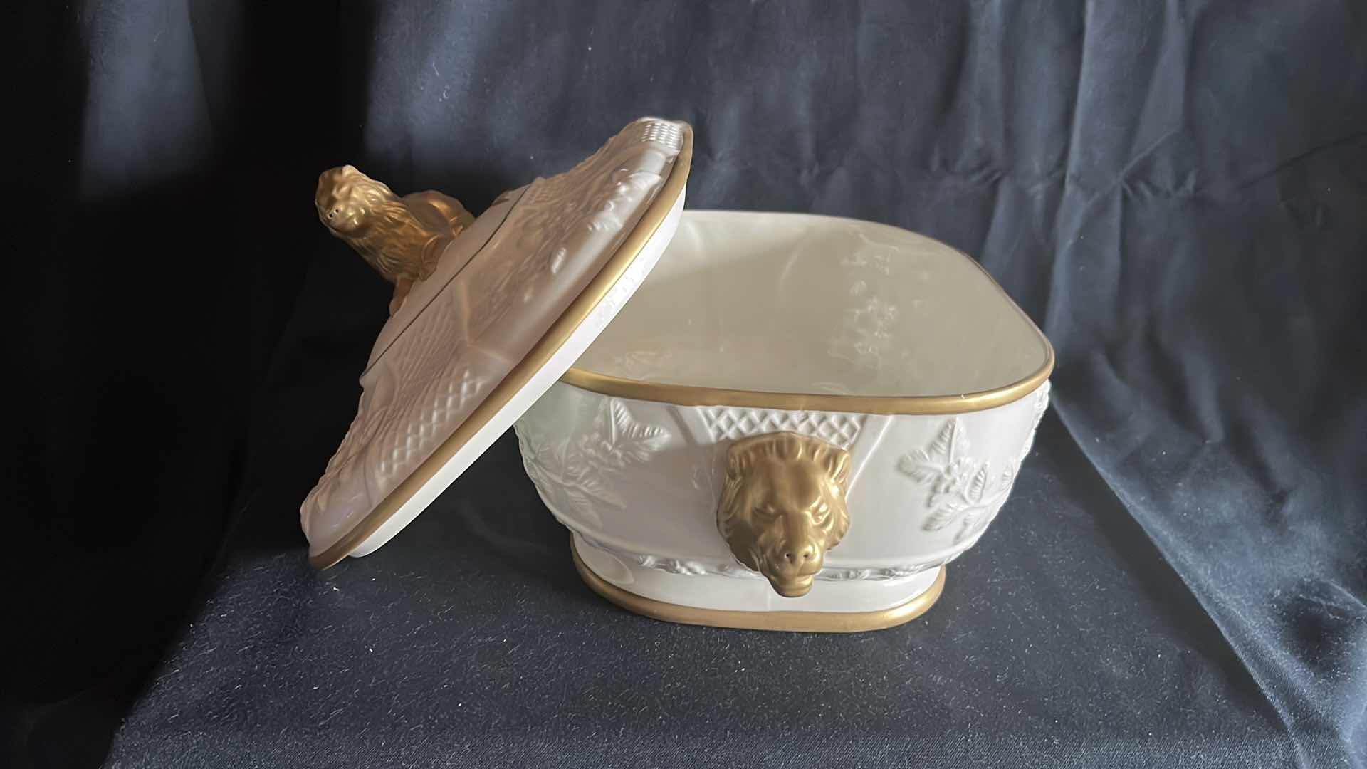 Photo 1 of MOTTAHEDEH MUSEE DES ARTS TUREEN AND LID PORCELAIN W GOLD TRIM MADE IN ITALY 9” X 14” X 9”
