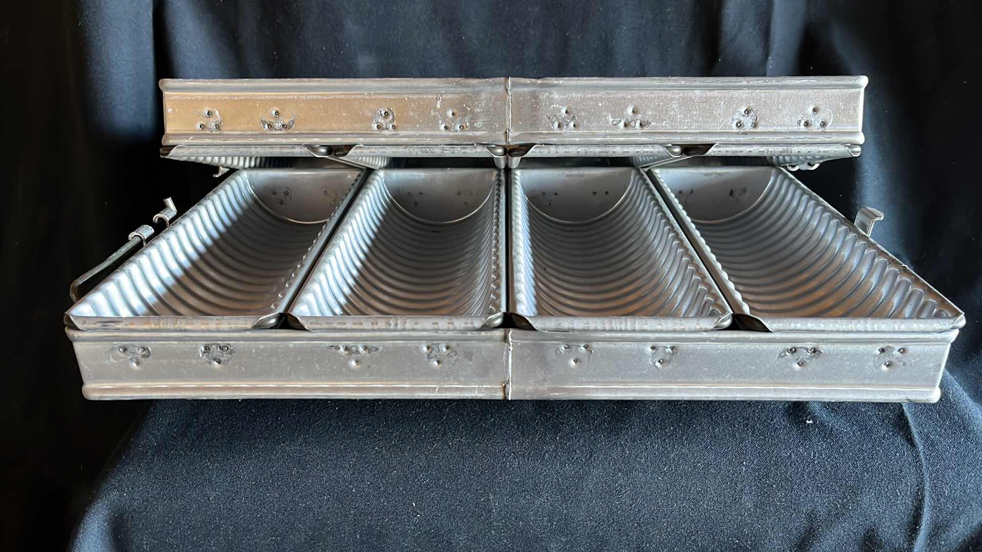 Photo 1 of CHICAGO METALLIC CRIMPED BREAD PAN SET, ROUND 10.25” X 17” (1)