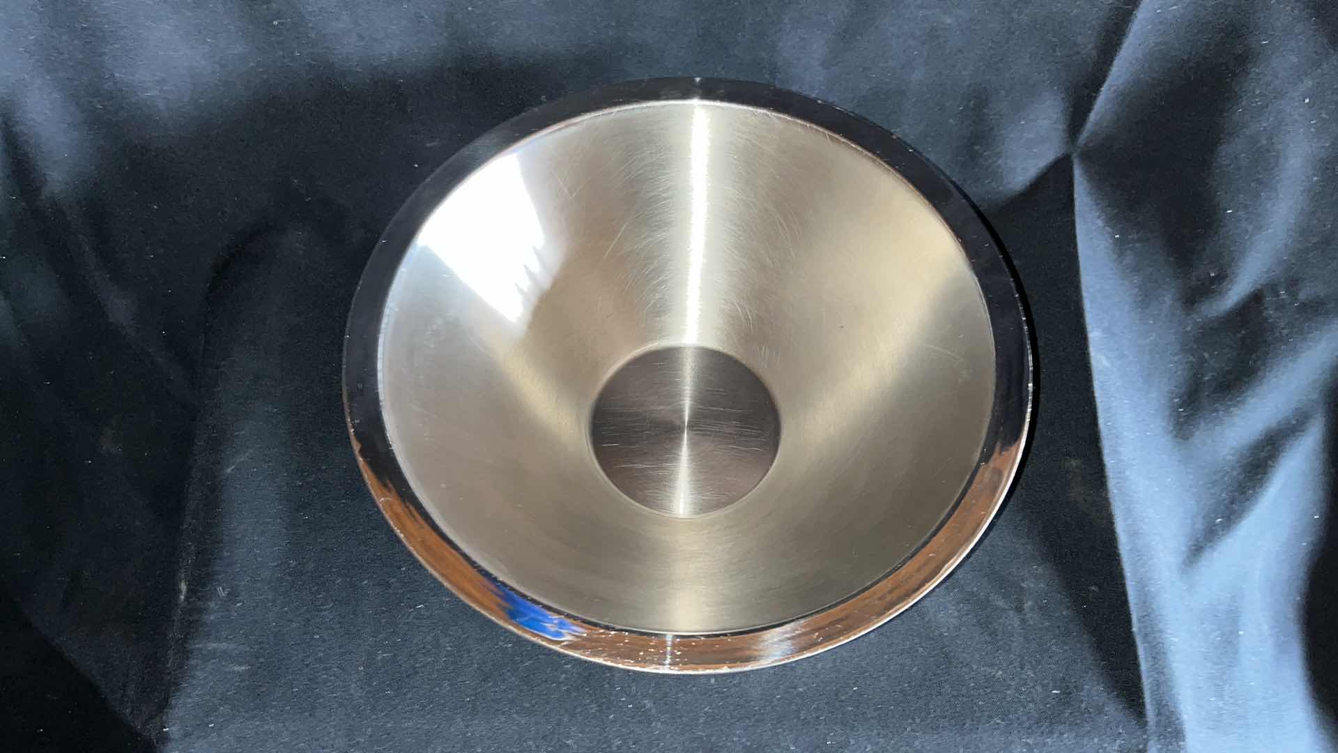 Photo 1 of VOLLRATH 46578 DOUBLE WALL CONICAL SERVING BOWL 2.8 QT (1)