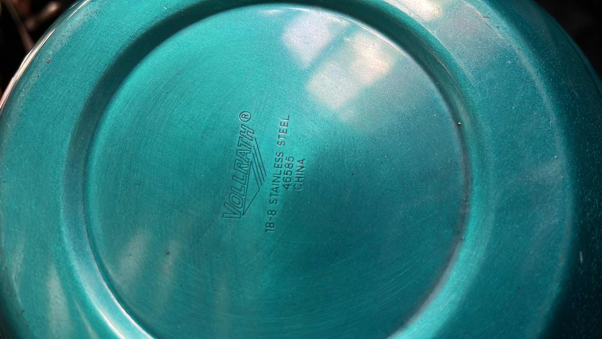 Photo 1 of VOLLRATH 46585 DOUBLE WALL ROUND ANGLED BEEHIVE SERVING BOWL 1.9 QT (1)