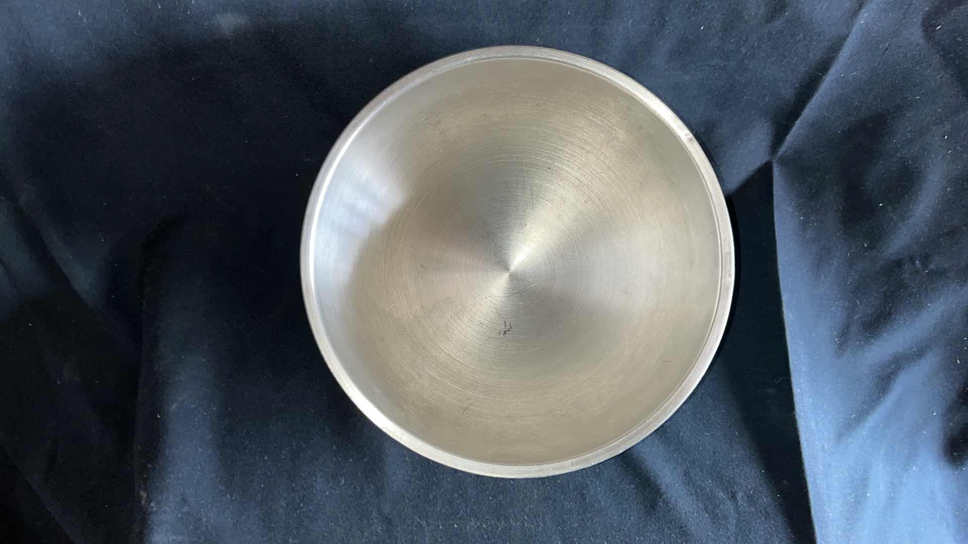 Photo 1 of VOLLRATH 46585 DOUBLE WALL ROUND ANGLED BEEHIVE SERVING BOWL 1.9 QT (1)