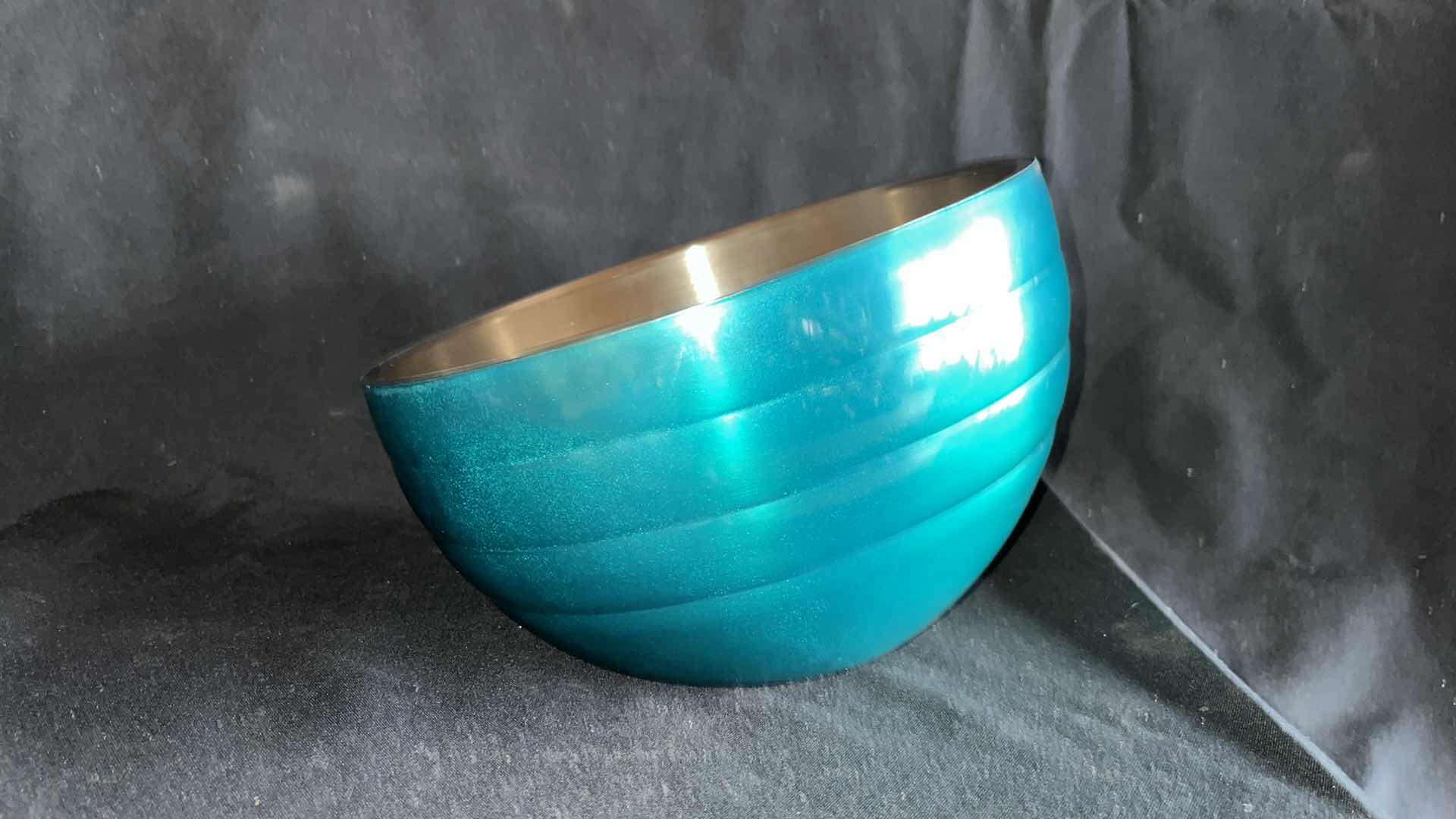 Photo 1 of VOLLRATH 46585 DOUBLE WALL ROUND ANGLED BEEHIVE SERVING BOWL 1.9 QT (1)