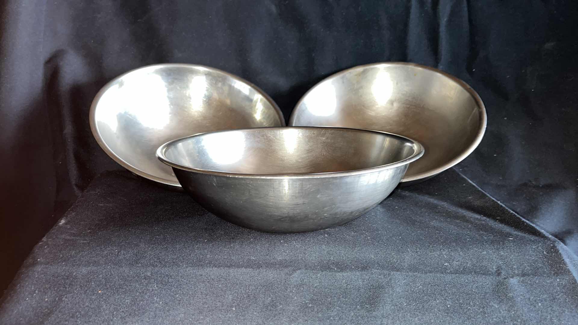 Photo 1 of STAINLESS STEEL MIXING BOWL 9” X 3” (3)