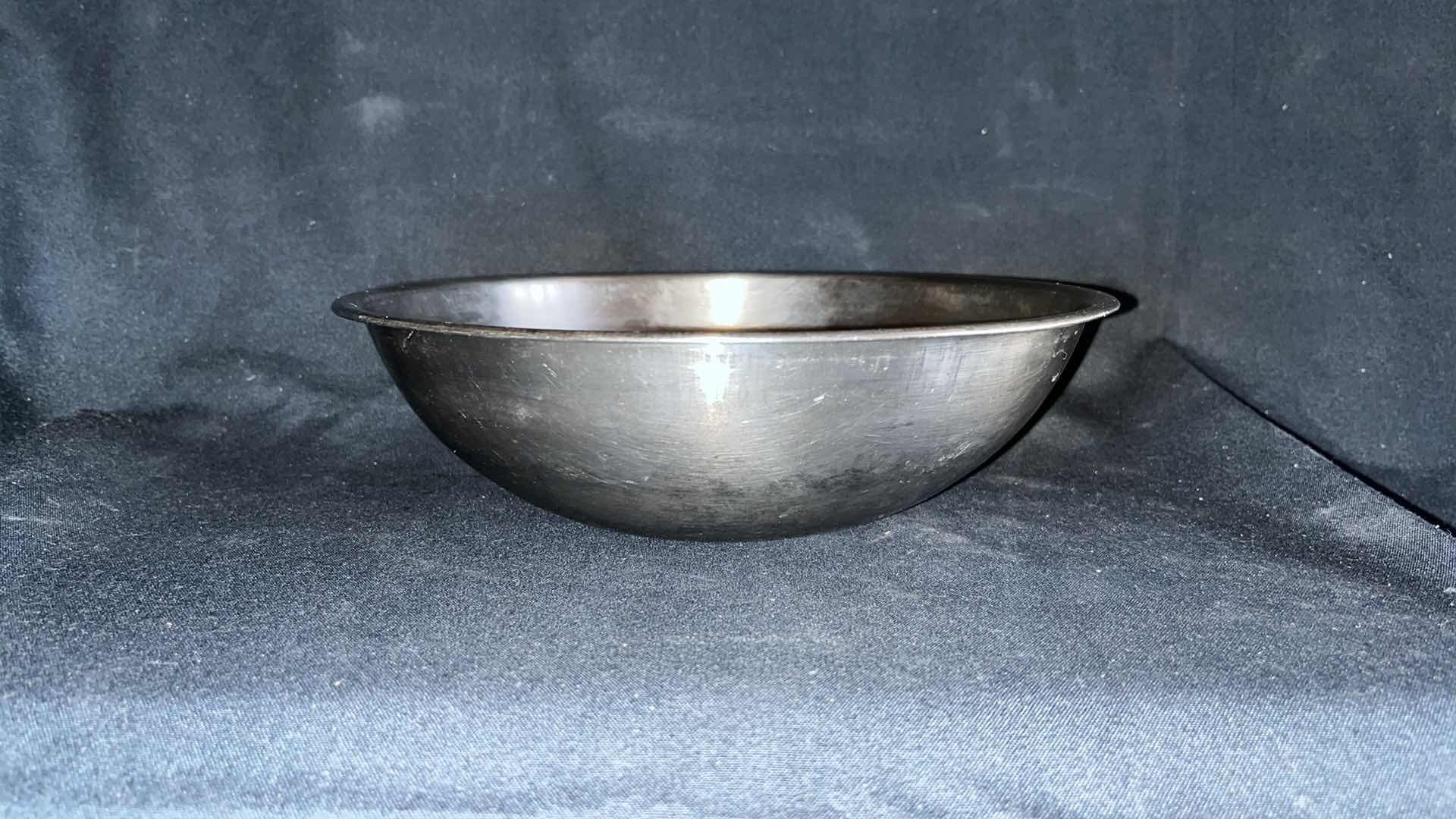 Photo 1 of STAINLESS STEEL MIXING BOWL 9” X 3” (3)