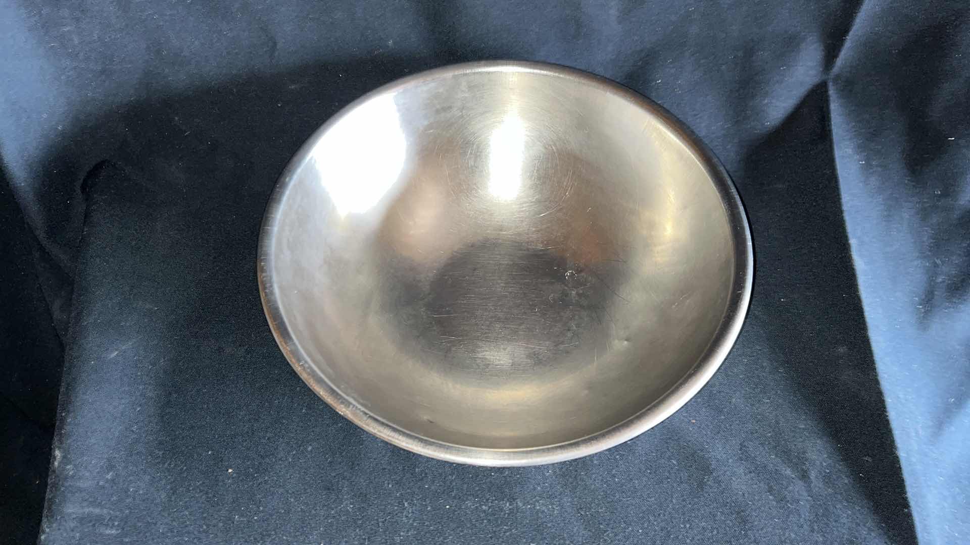 Photo 1 of STAINLESS STEEL MIXING BOWL 9” X 3” (3)