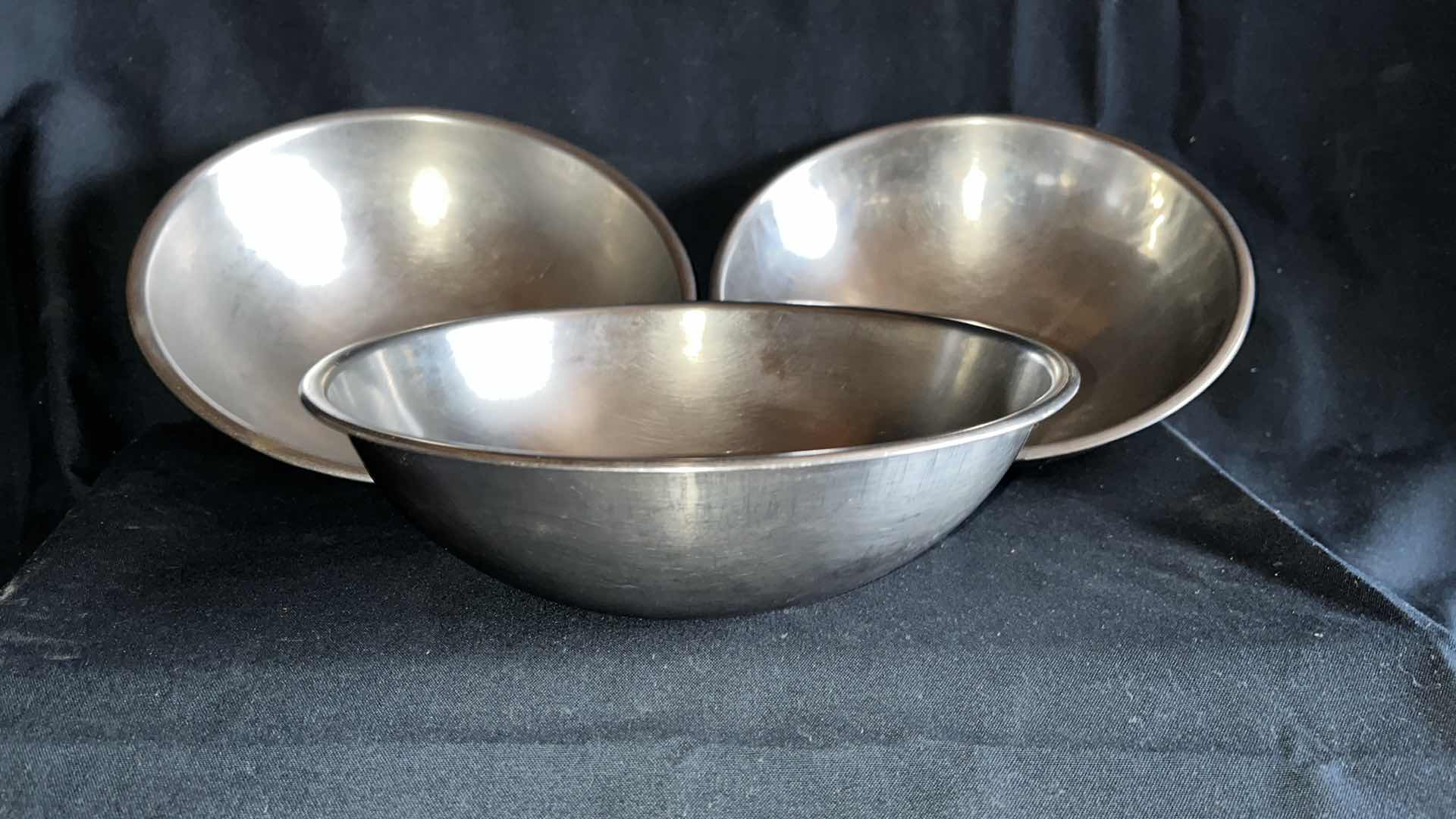 Photo 1 of STAINLESS STEEL MIXING BOWL 9” X 3” (3)