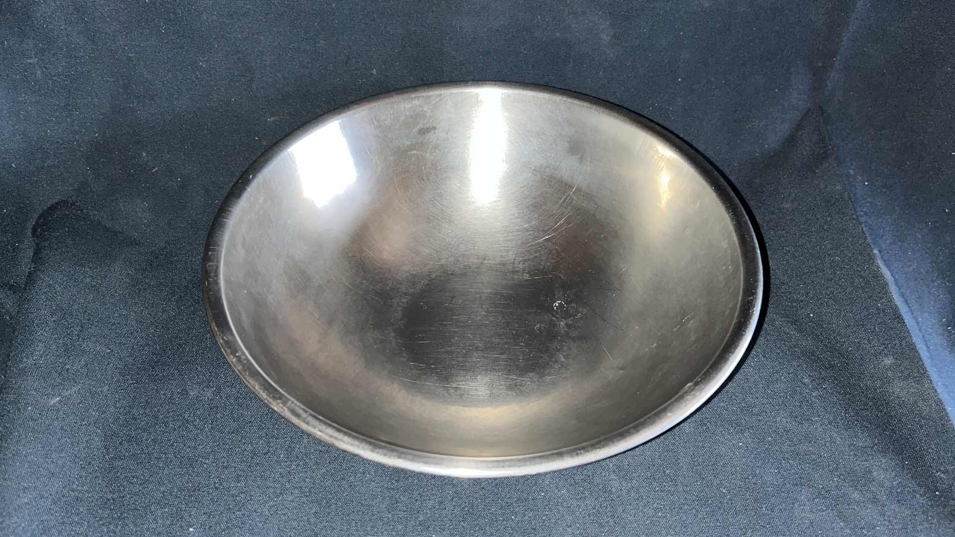 Photo 1 of STAINLESS STEEL MIXING BOWL 9” X 3” (3)