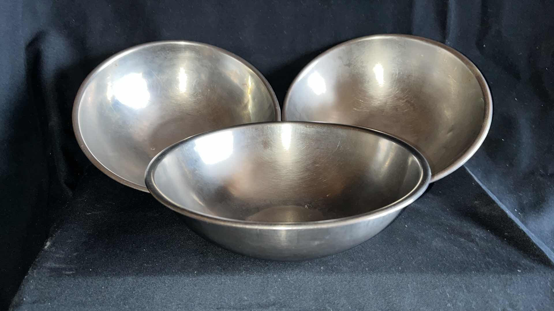Photo 4 of STAINLESS STEEL MIXING BOWL 9” X 3” (3)