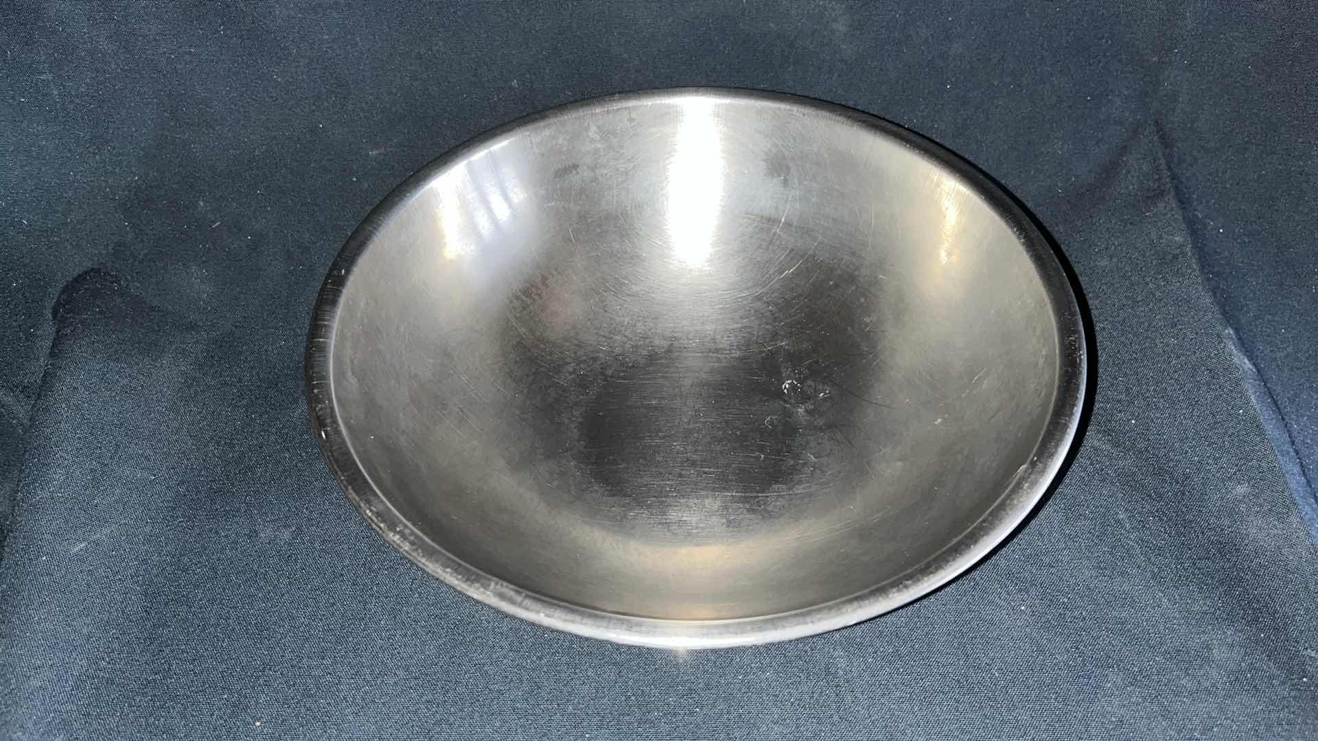 Photo 1 of STAINLESS STEEL MIXING BOWL 9” X 3” (3)