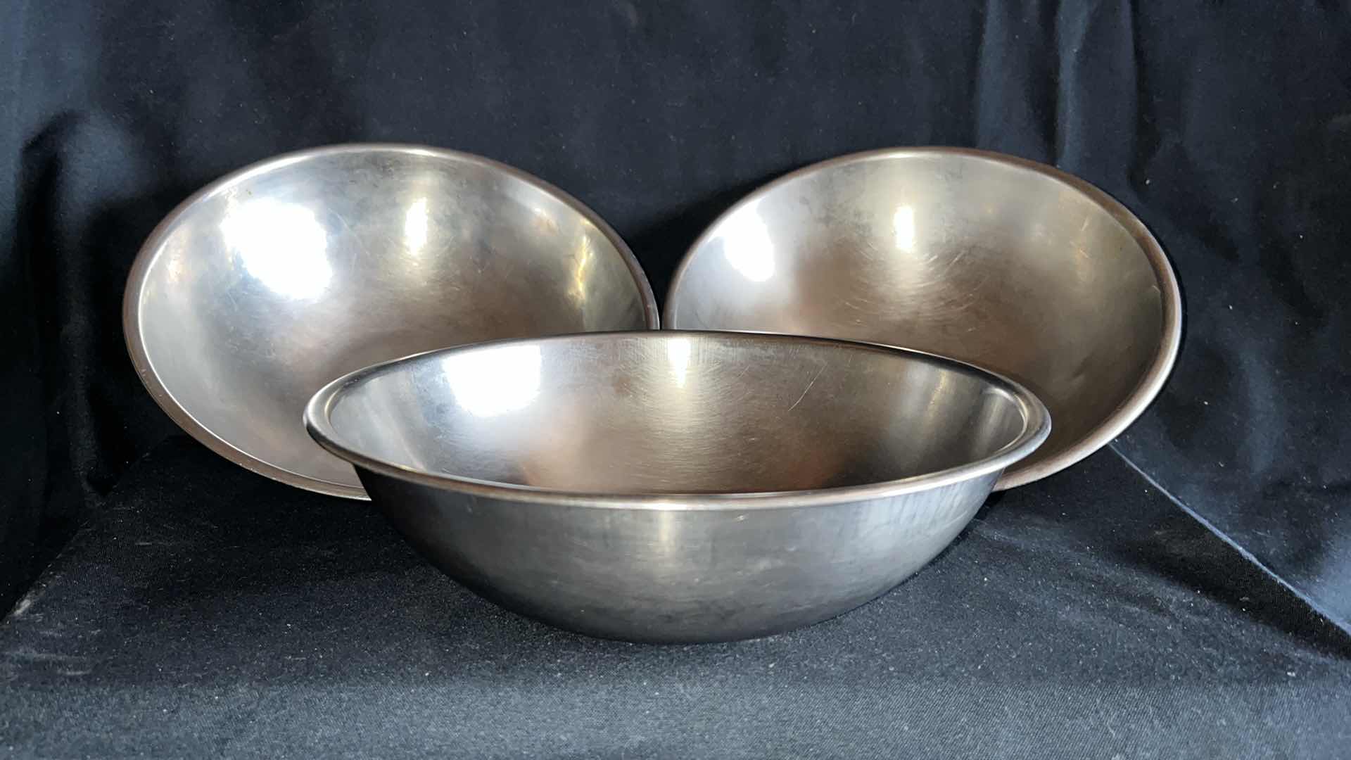 Photo 1 of STAINLESS STEEL MIXING BOWL 9” X 3” (3)