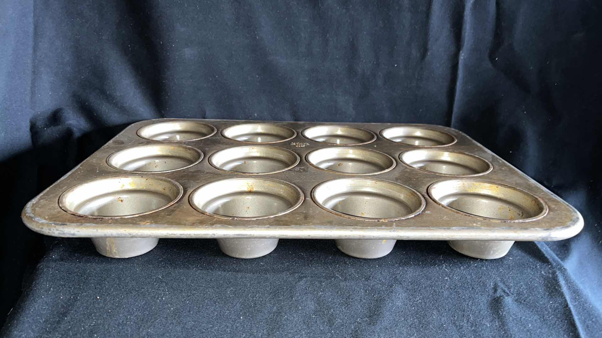 Photo 1 of CHICAGO METALLIC 44355 LARGE CROWN MUFFIN PAN 18” X 13.5” (1)