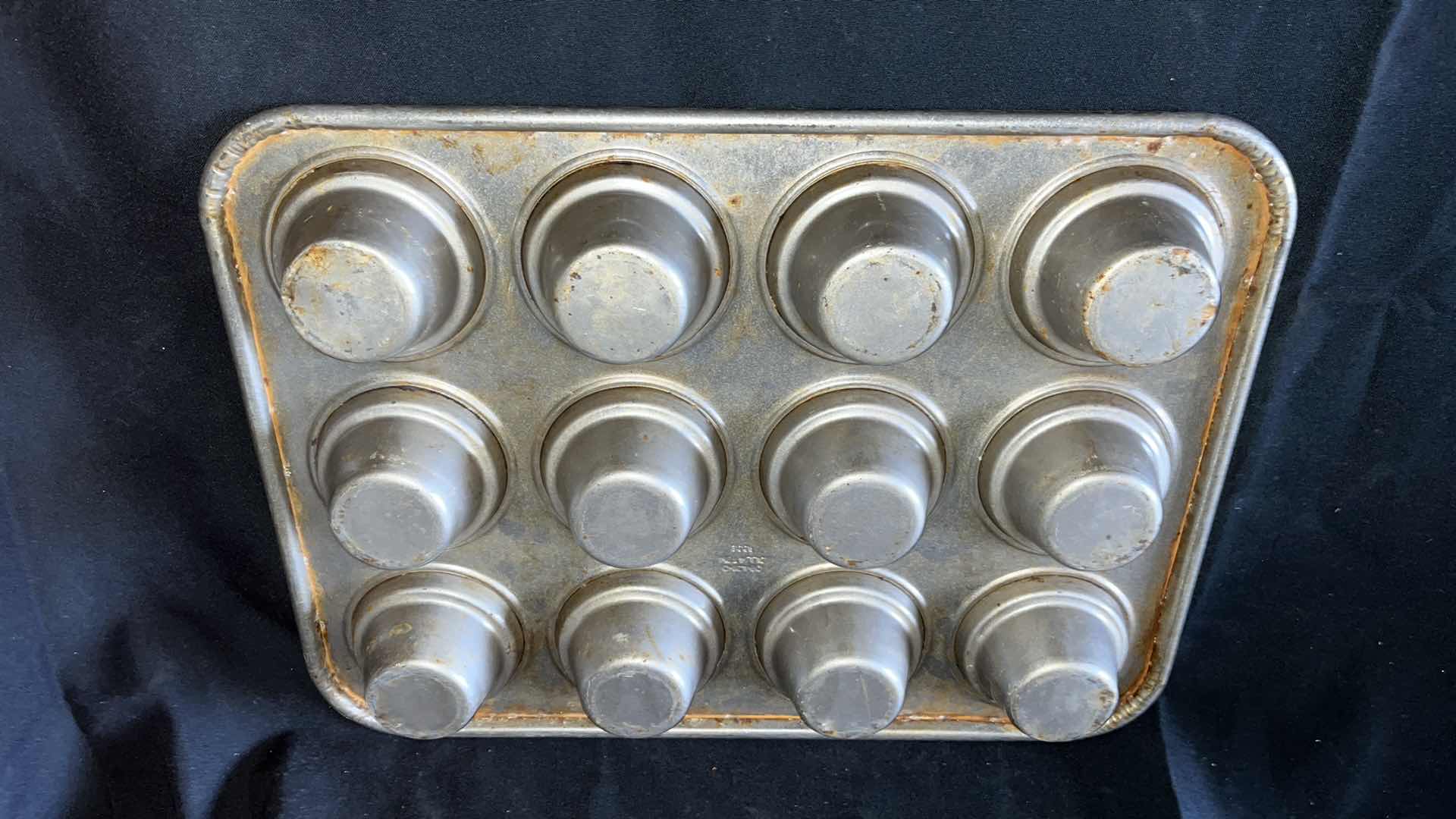 Photo 1 of CHICAGO METALLIC 44355 LARGE CROWN MUFFIN PAN 18” X 13.5” (1)