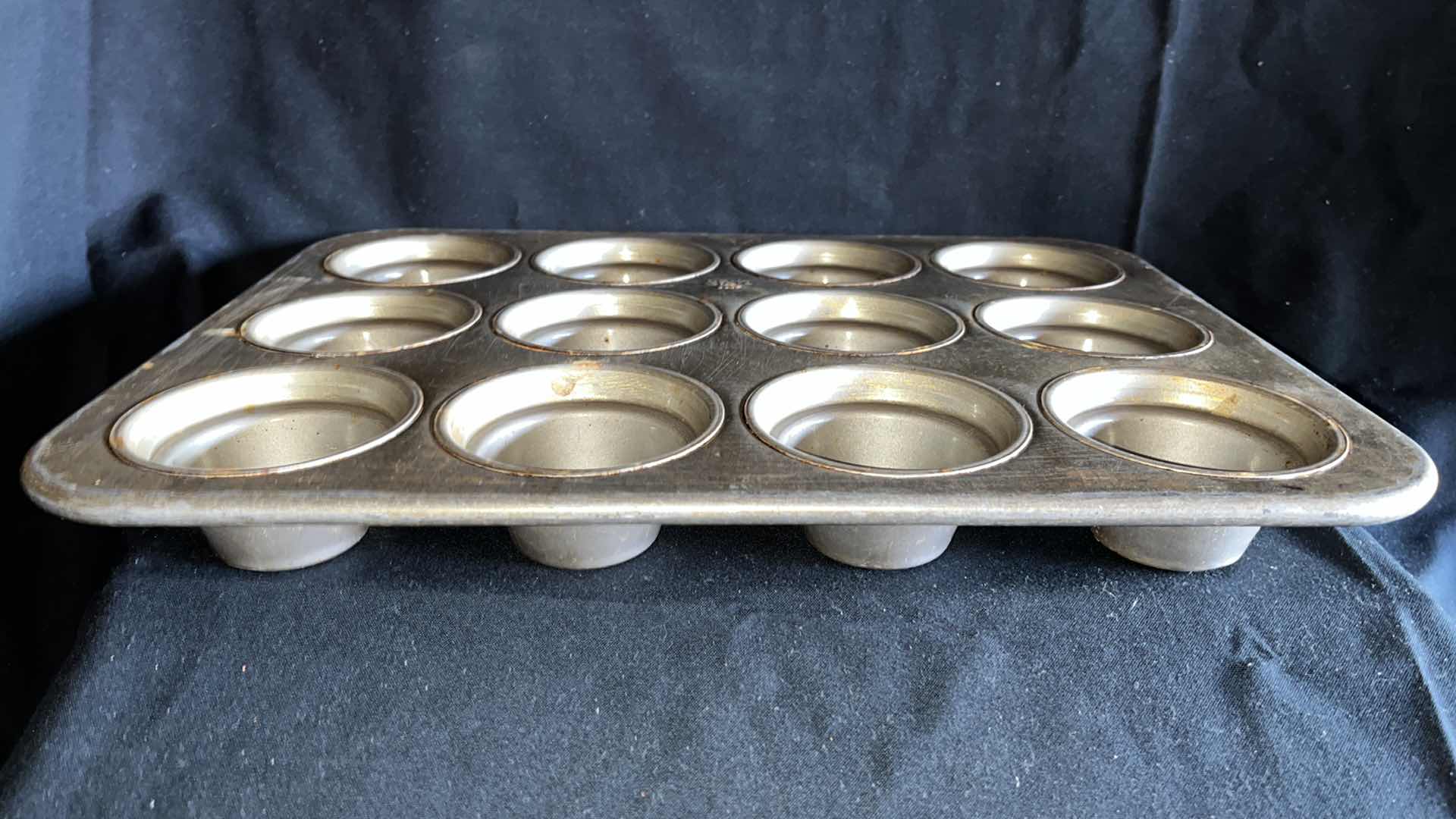 Photo 1 of CHICAGO METALLIC 44355 LARGE CROWN MUFFIN PAN 18” X 13.5” (1)