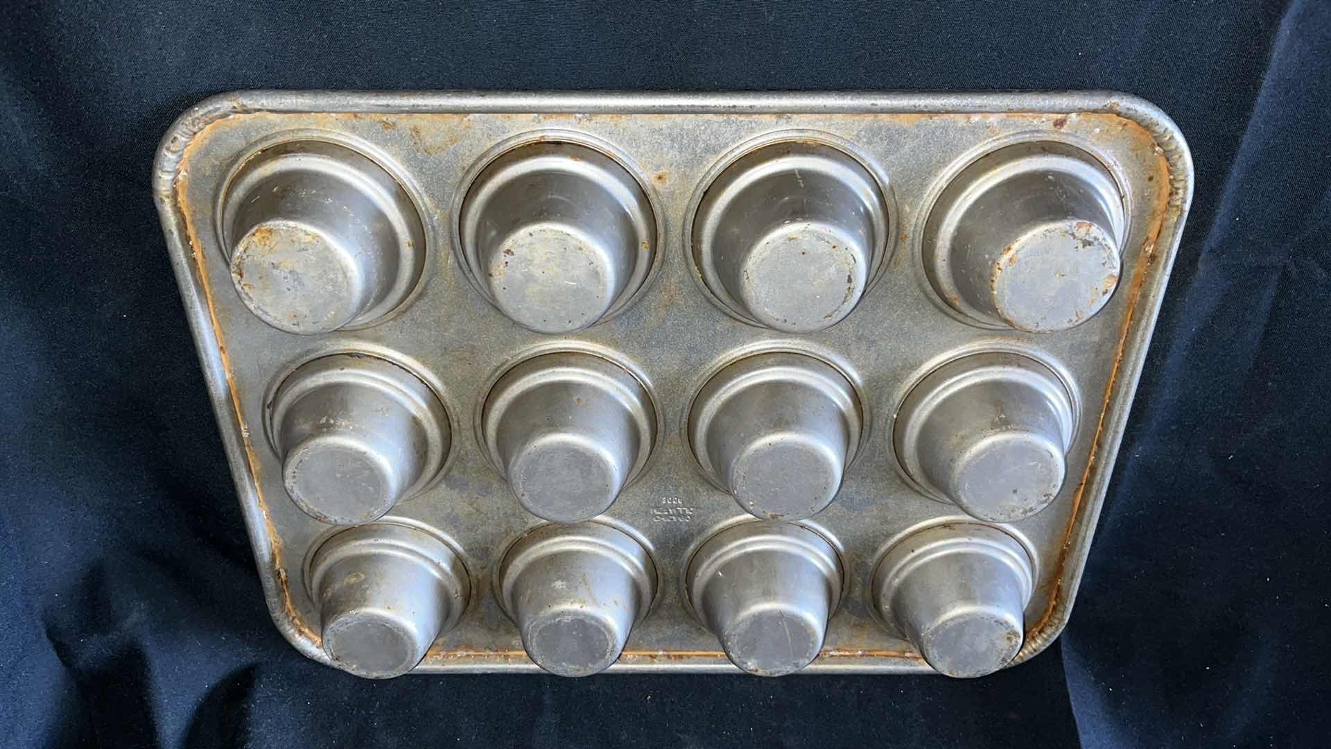 Photo 1 of CHICAGO METALLIC 44355 LARGE CROWN MUFFIN PAN 18” X 13.5” (1)