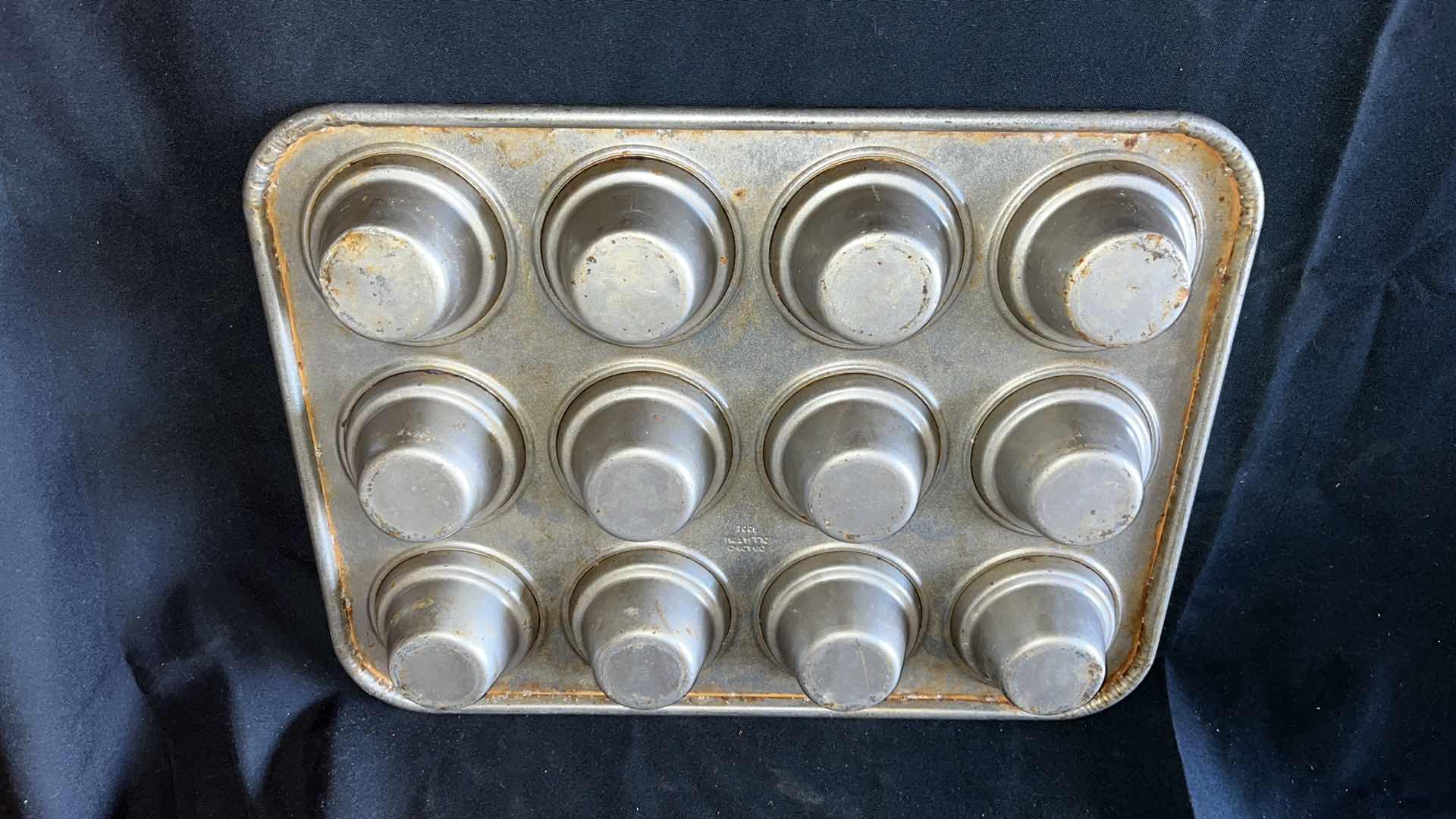 Photo 1 of CHICAGO METALLIC 44355 LARGE CROWN MUFFIN PAN 18” X 13.5” (1)