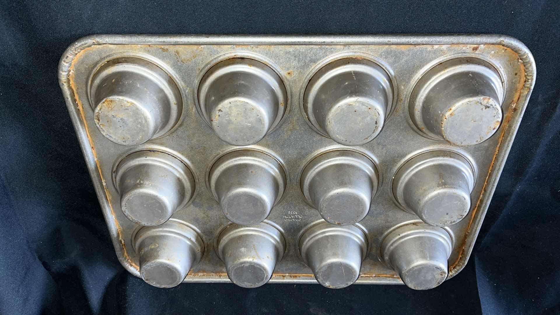 Photo 1 of CHICAGO METALLIC 44355 LARGE CROWN MUFFIN PAN 18” X 13.5” (1)