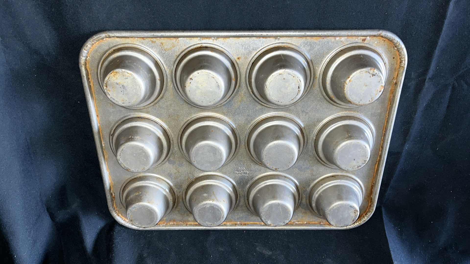 Photo 1 of CHICAGO METALLIC 44355 LARGE CROWN MUFFIN PAN 18” X 13.5” (1)