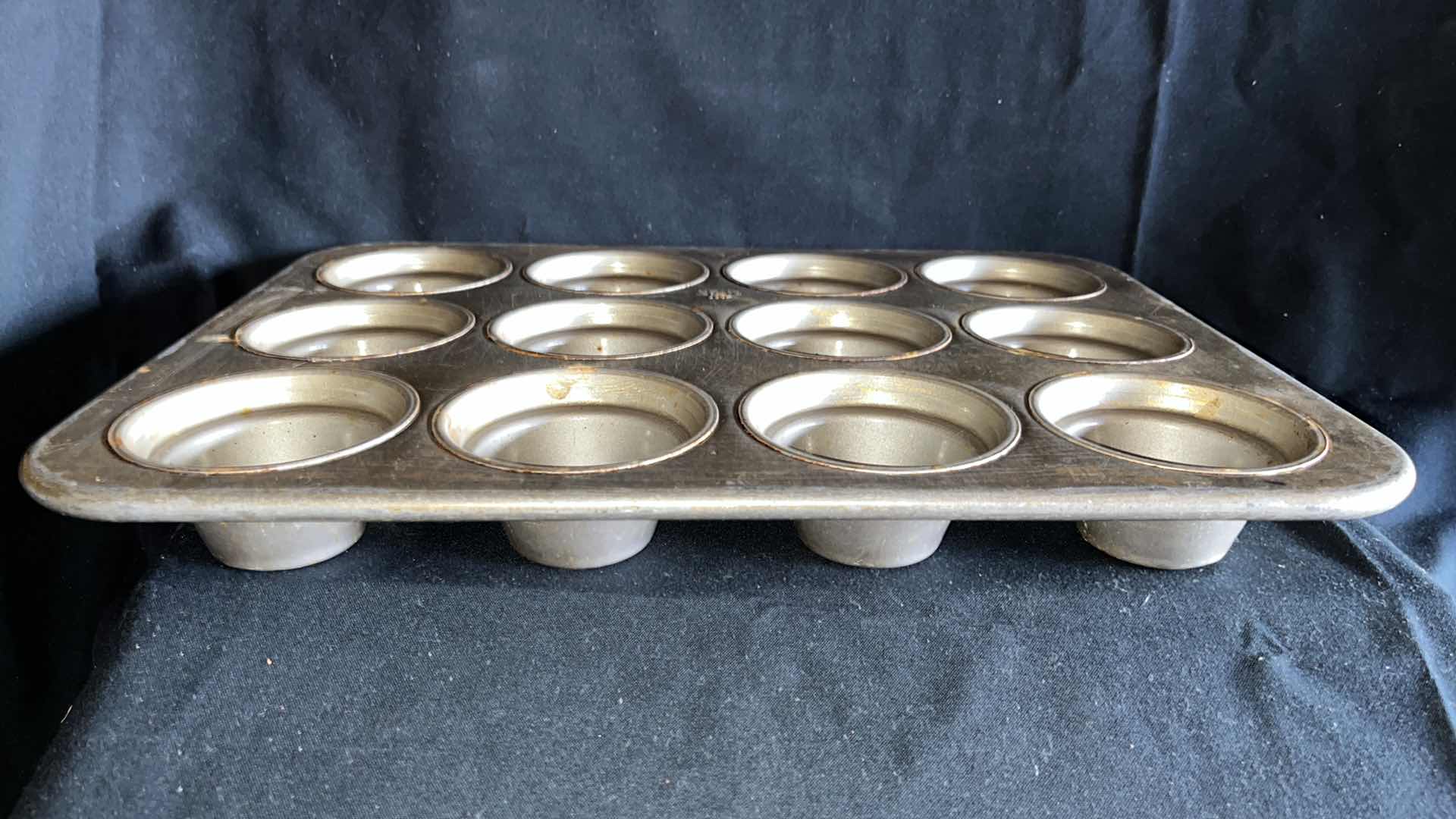 Photo 1 of CHICAGO METALLIC 44355 LARGE CROWN MUFFIN PAN 18” X 13.5” (1)