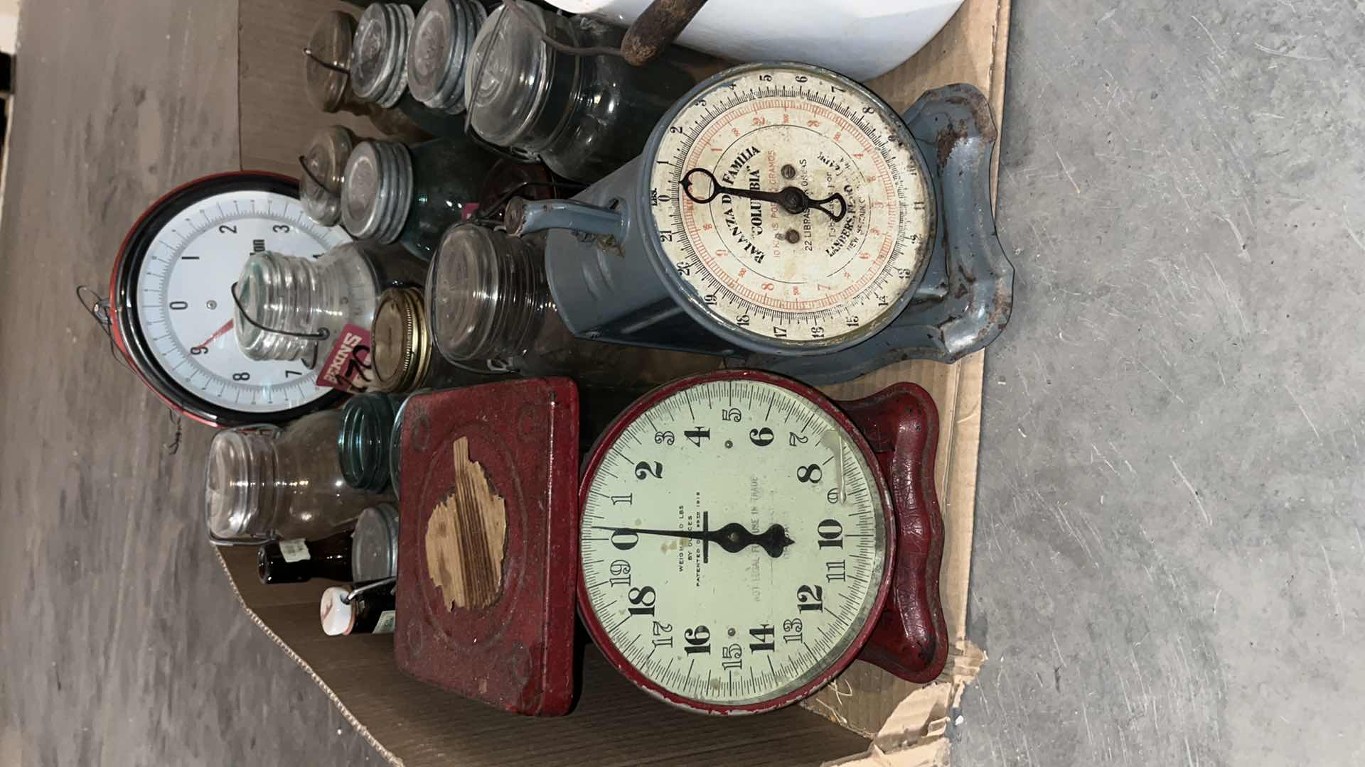 Photo 3 of VINTAGE DECOR