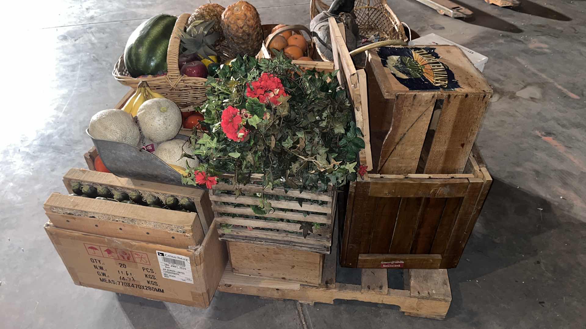 Photo 3 of VINTAGE DECOR ON PALLET