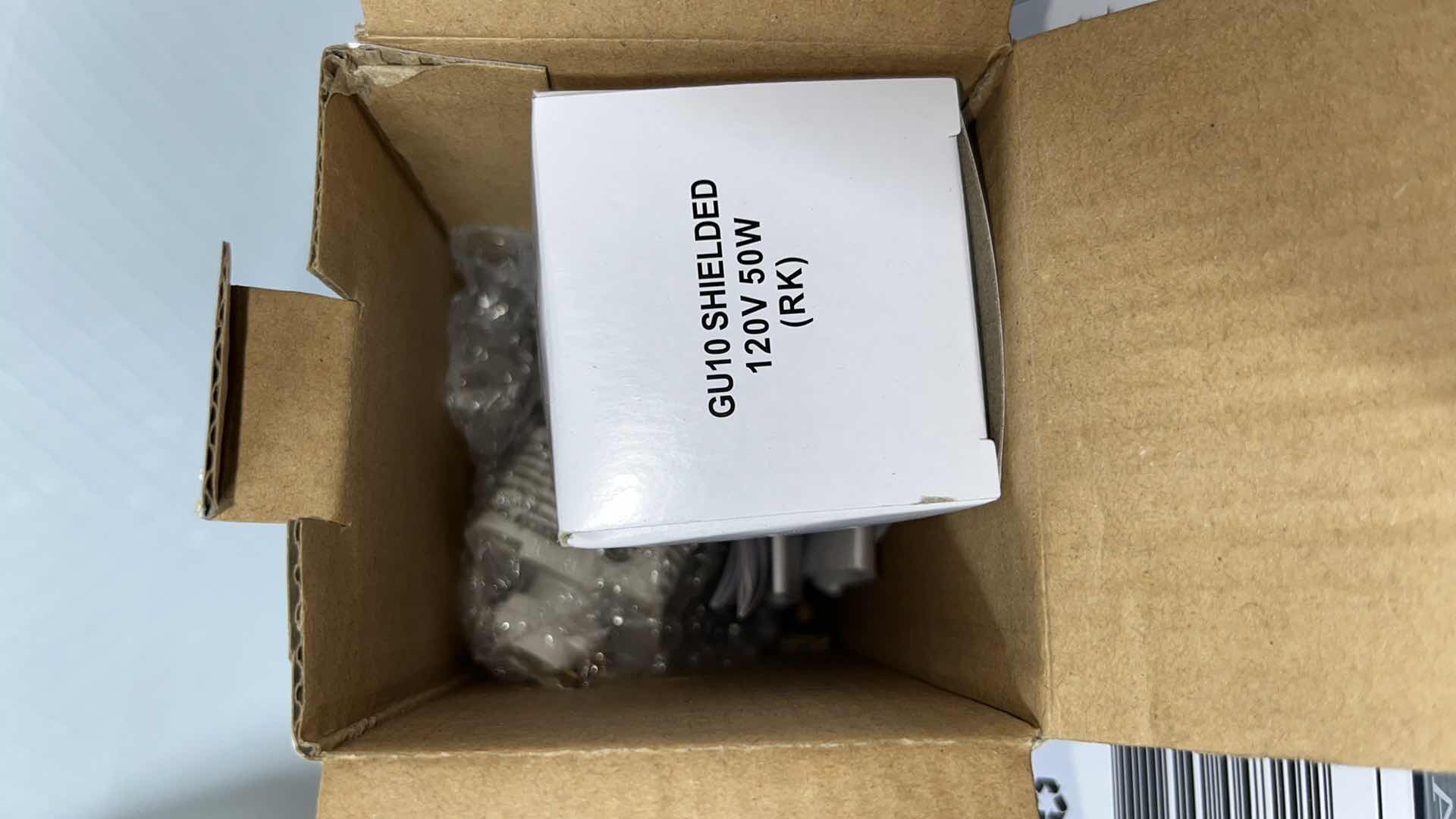 Photo 1 of NEW HAMPTON BAY 1-LIGHT TRACK HEAD, HALOGEN, WHITE FINISH/FROSTED MIDDLE GLASS SHADE (1004613001)