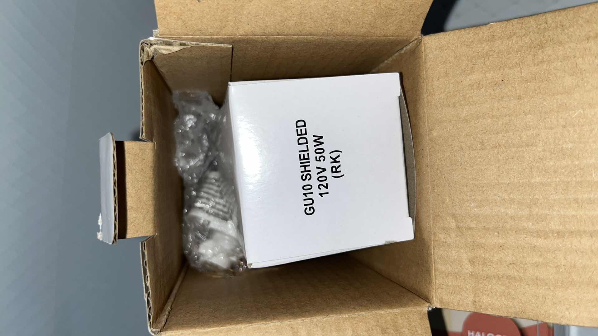 Photo 1 of NEW HAMPTON BAY 1-LIGHT TRACK HEAD, HALOGEN, WHITE FINISH/FROSTED MIDDLE GLASS SHADE (1004613001)