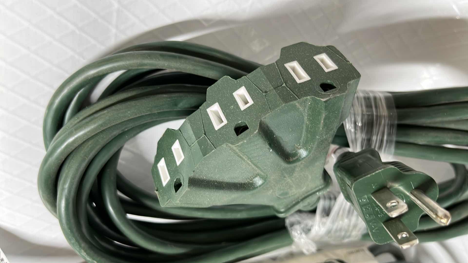 Photo 1 of HDX 25 FT 3 INLINE OUTLET OUTDOOR EXTENSION CORD 14 GAUGE & 25 FT 3-SOCKET EXTENSION CORD