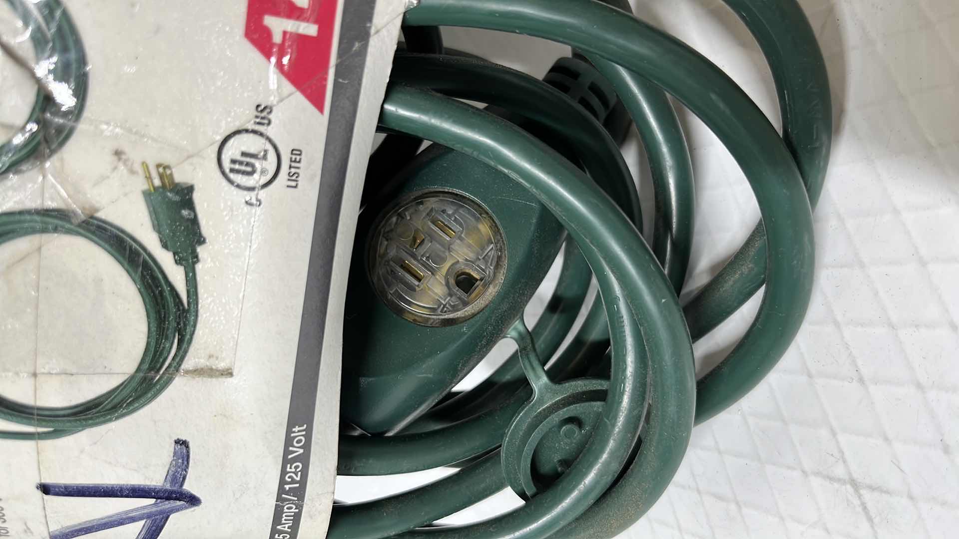 Photo 1 of HDX 25 FT 3 INLINE OUTLET OUTDOOR EXTENSION CORD 14 GAUGE & 25 FT 3-SOCKET EXTENSION CORD