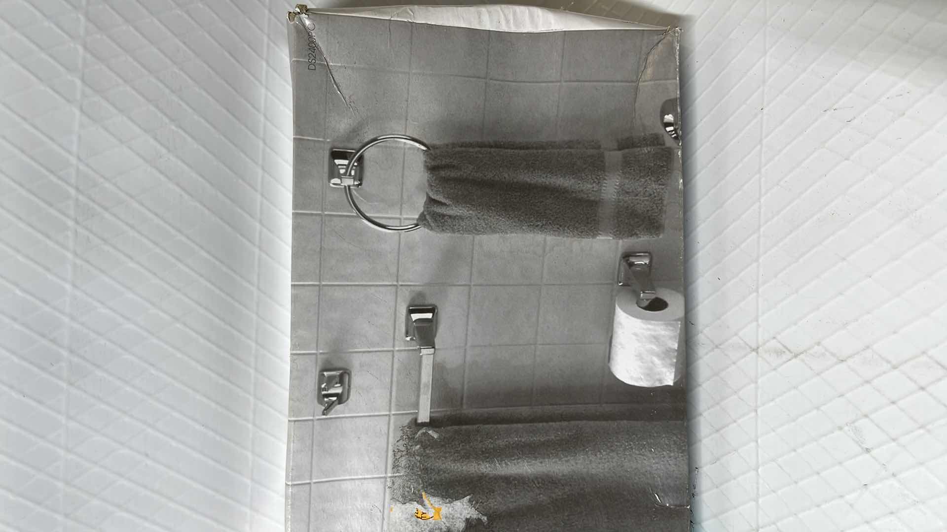 Photo 1 of FRANKLIN BRASS FUTURA 4 PC CHROME BATHWARE SET, DOUBLE ROBE HOOK, TOILET PAPER HOLDER, TOWEL RING & 24” TOWEL BAR (DS2400PC)