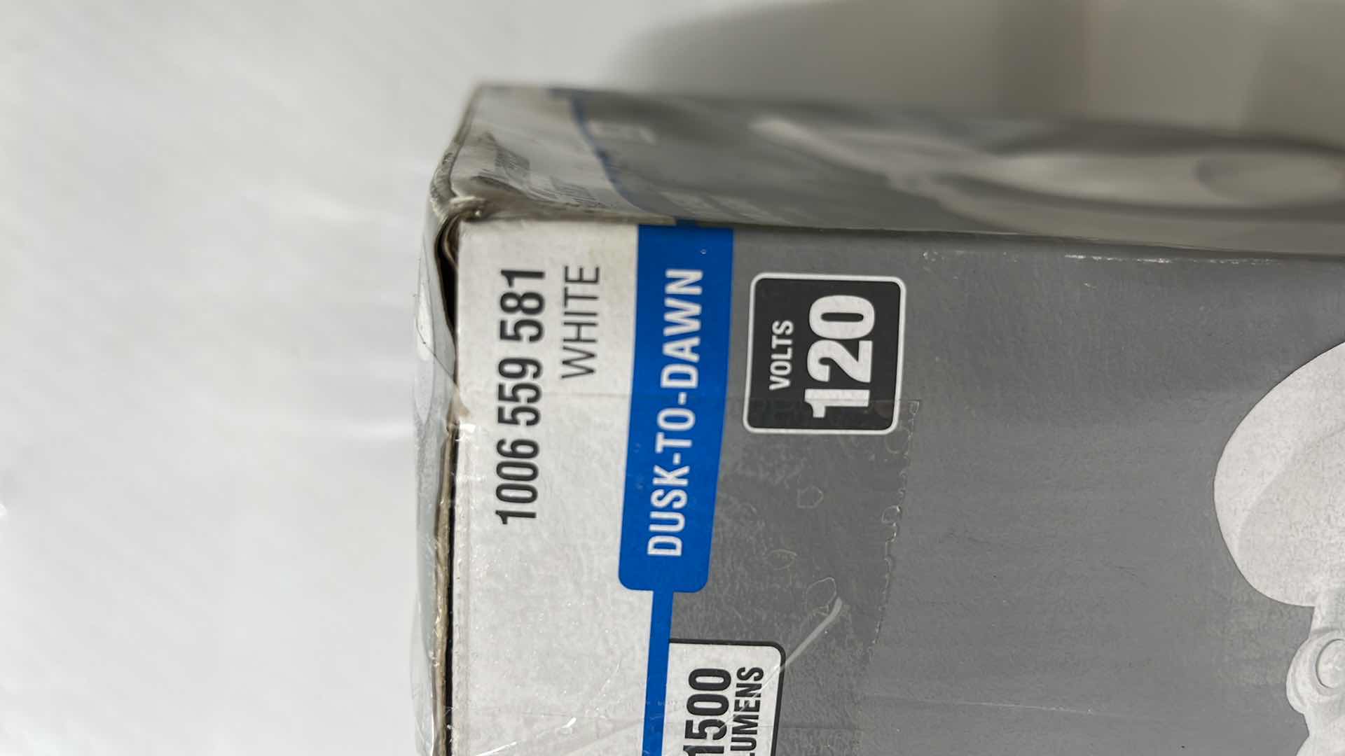 Photo 1 of COMMERCIAL ELECTRIC LED TWIN HEAD PAR FLOOD LIGHT, WALL/EAVE MOUNTABLE, 1500 LUMENS, WHITE FINISH (1006 559 581)