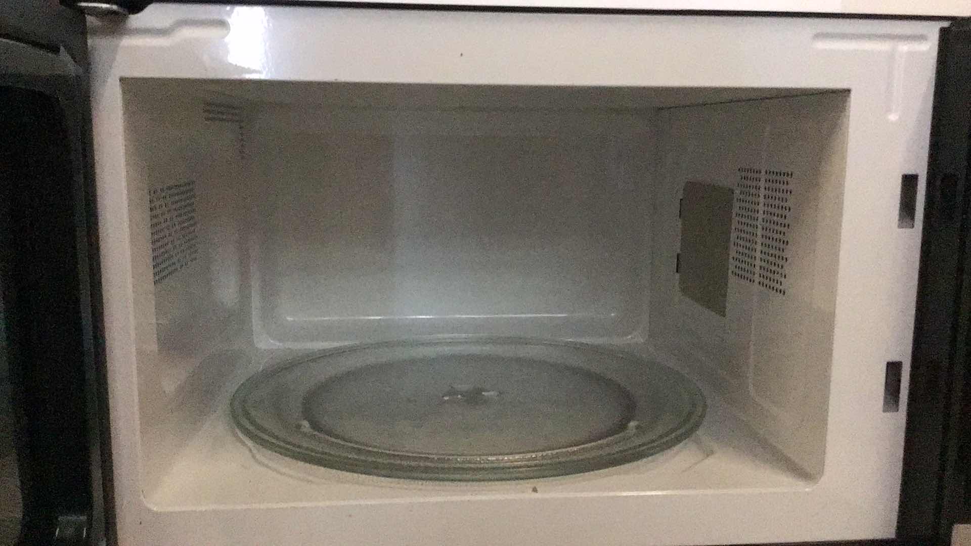 Photo 1 of OSTER 1.6 CU FT 1000W  STAINLESS STEEL MICROWAVE MODEL OGCMDM11S2