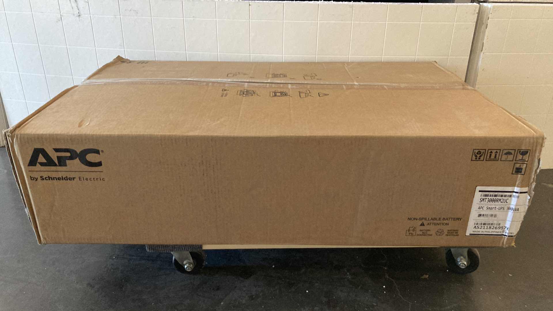 Photo 6 of NEW APC SMART-UPS  LINE INTERACTIVE RACKMOUNT 2U, 120V, 6x NEMA 5-15R+2x NEMA 5-20R OUTLETS, SMART CONNECT PORT+SMARTSLOT AVR  LCD APC 3000VA MODEL SMT3000RM2UC