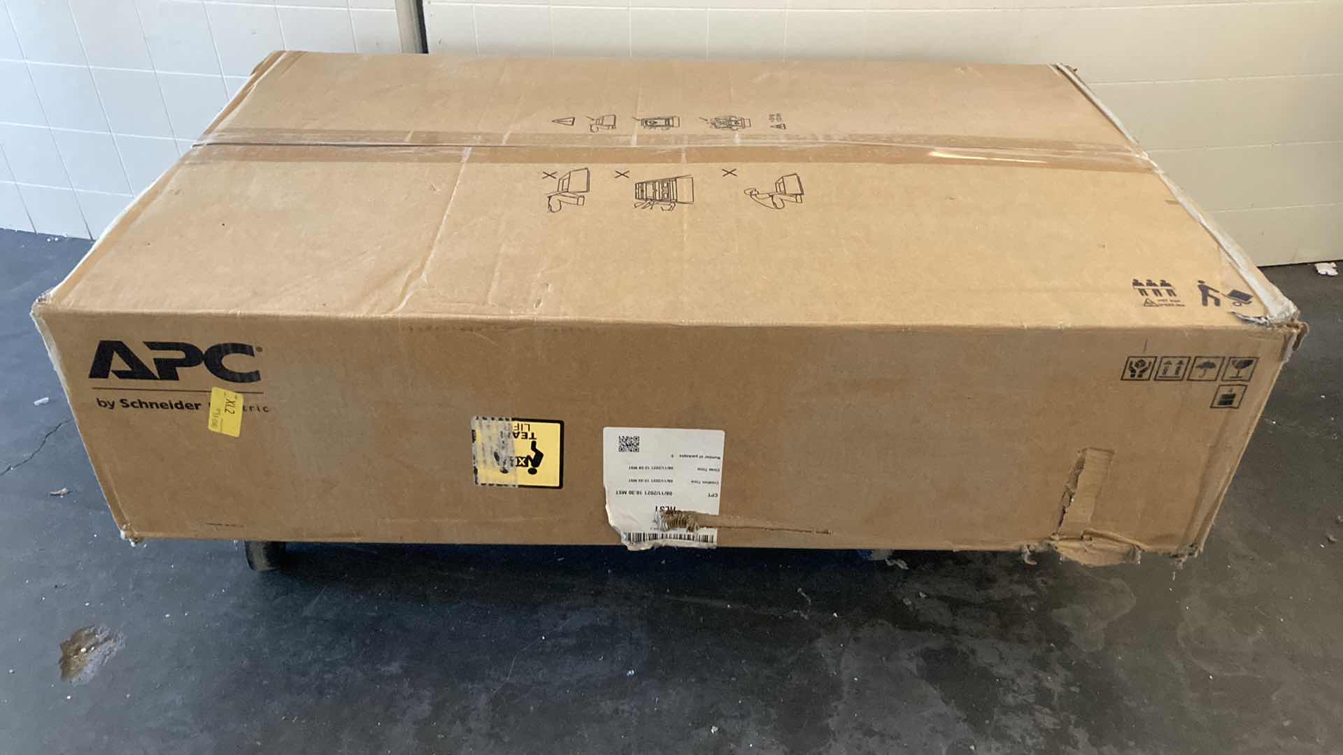 Photo 4 of NEW APC SMART-UPS  LINE INTERACTIVE RACKMOUNT 2U, 120V, 6x NEMA 5-15R+2x NEMA 5-20R OUTLETS, SMART CONNECT PORT+SMARTSLOT AVR  LCD APC 3000VA MODEL SMT3000RM2UC