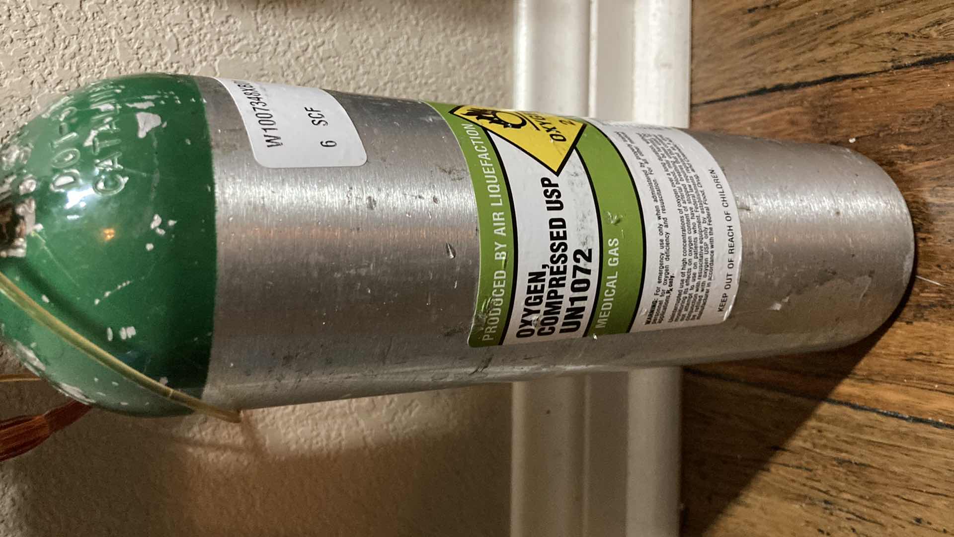 Photo 1 of AIRGAS HEALTHCARE COMPRESSED USP 3GAL OXYGEN TANK UN1072 W CARRY CASE