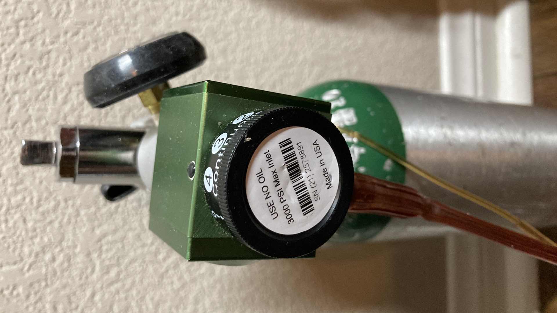 Photo 1 of AIRGAS HEALTHCARE COMPRESSED USP 3GAL OXYGEN TANK UN1072 W CARRY CASE