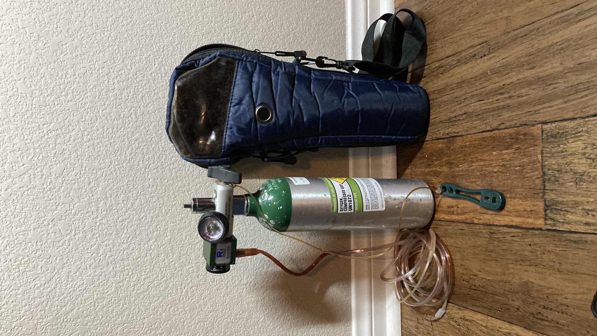 Photo 1 of AIRGAS HEALTHCARE COMPRESSED USP 3GAL OXYGEN TANK UN1072 W CARRY CASE