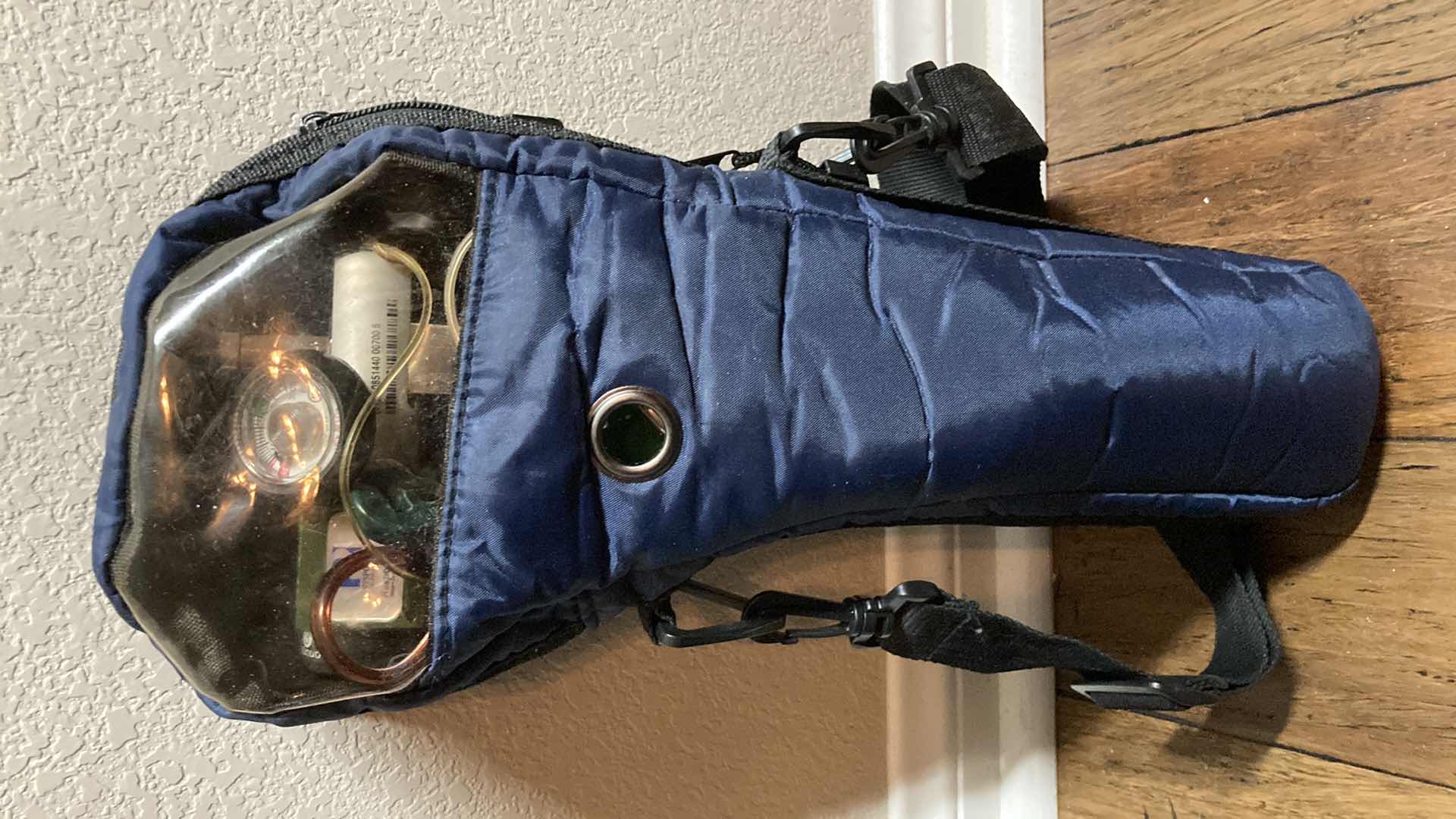 Photo 1 of AIRGAS HEALTHCARE COMPRESSED USP 3GAL OXYGEN TANK UN1072 W CARRY CASE