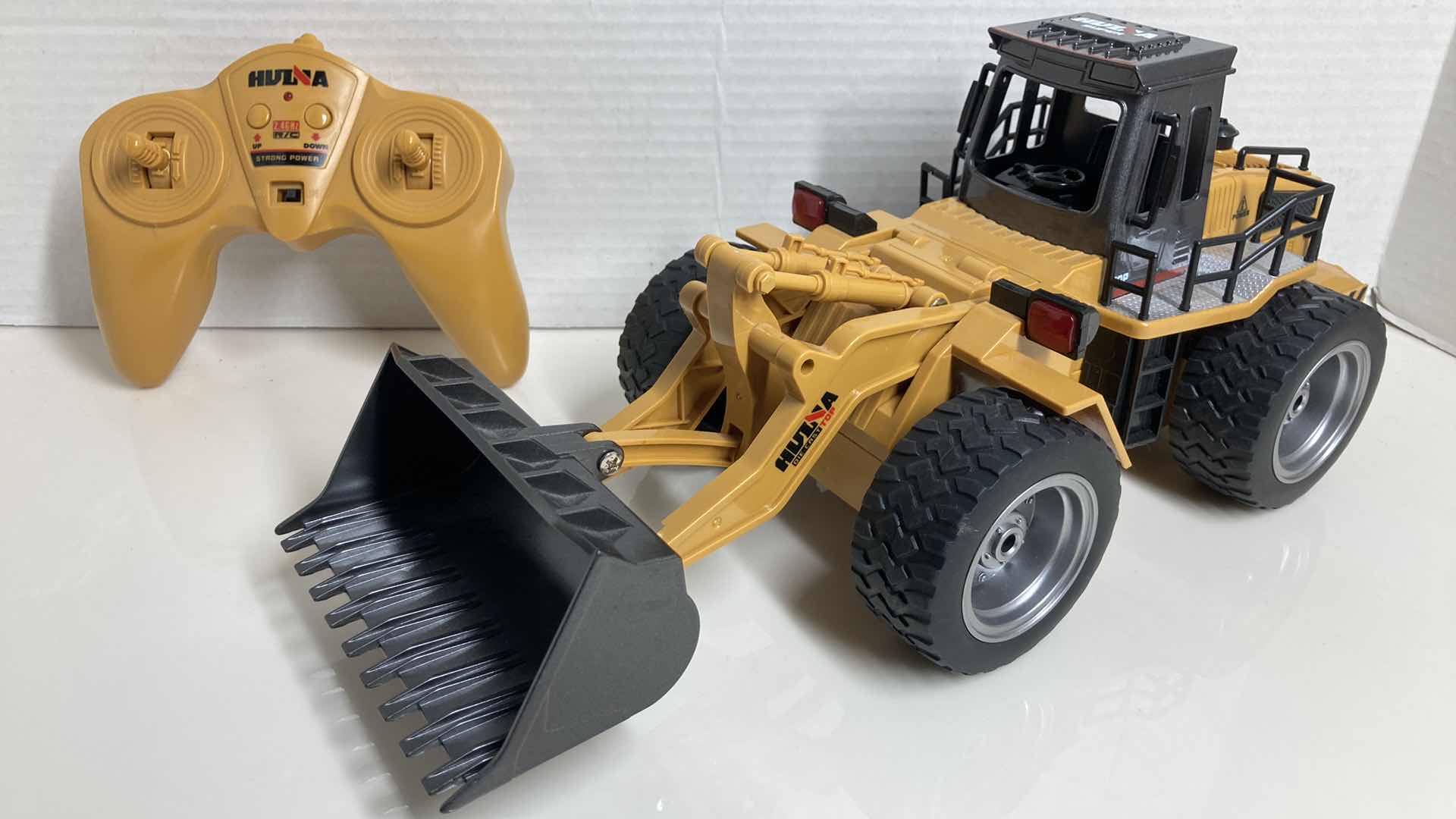 Photo 1 of HUINA DIE CAST METAL & PLASTIC RC BULLDOZER W CONTROLLER