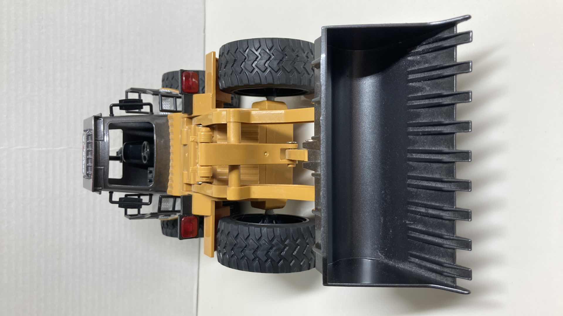 Photo 1 of HUINA DIE CAST METAL & PLASTIC RC BULLDOZER W CONTROLLER