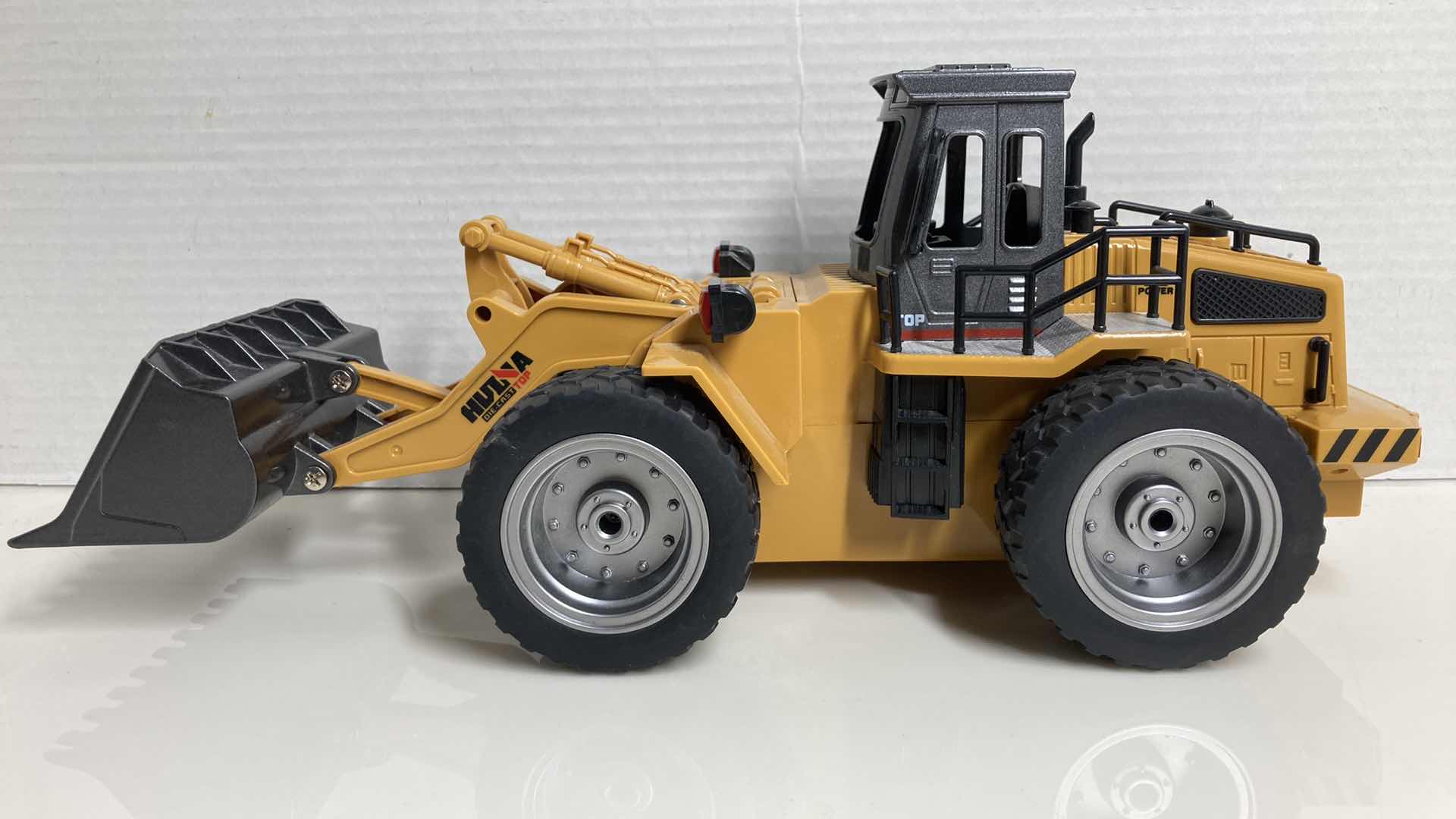 Photo 2 of HUINA DIE CAST METAL & PLASTIC RC BULLDOZER W CONTROLLER