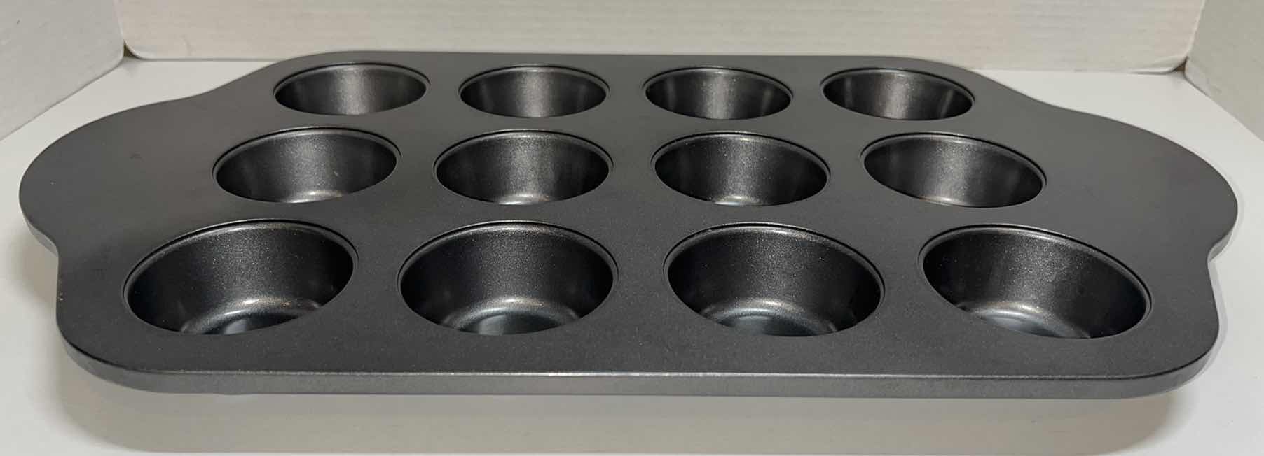 Photo 1 of CUPCAKE CARRIER W 12 CT CUPCAKE PAN