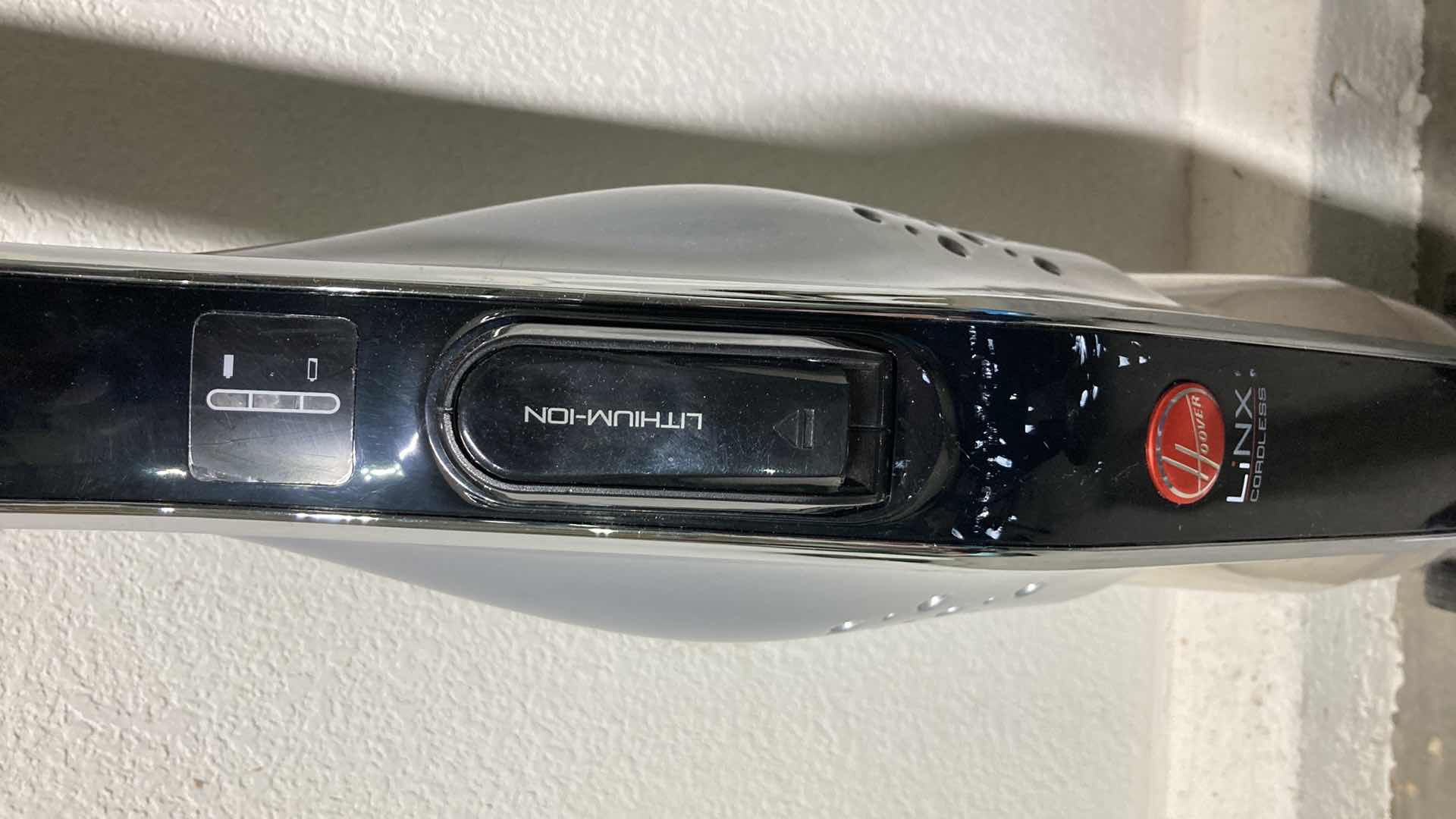 Photo 1 of HOOVER LINX WIND TUNNEL TECH CORDLESS VACUUM W BATTERY & CHARGER