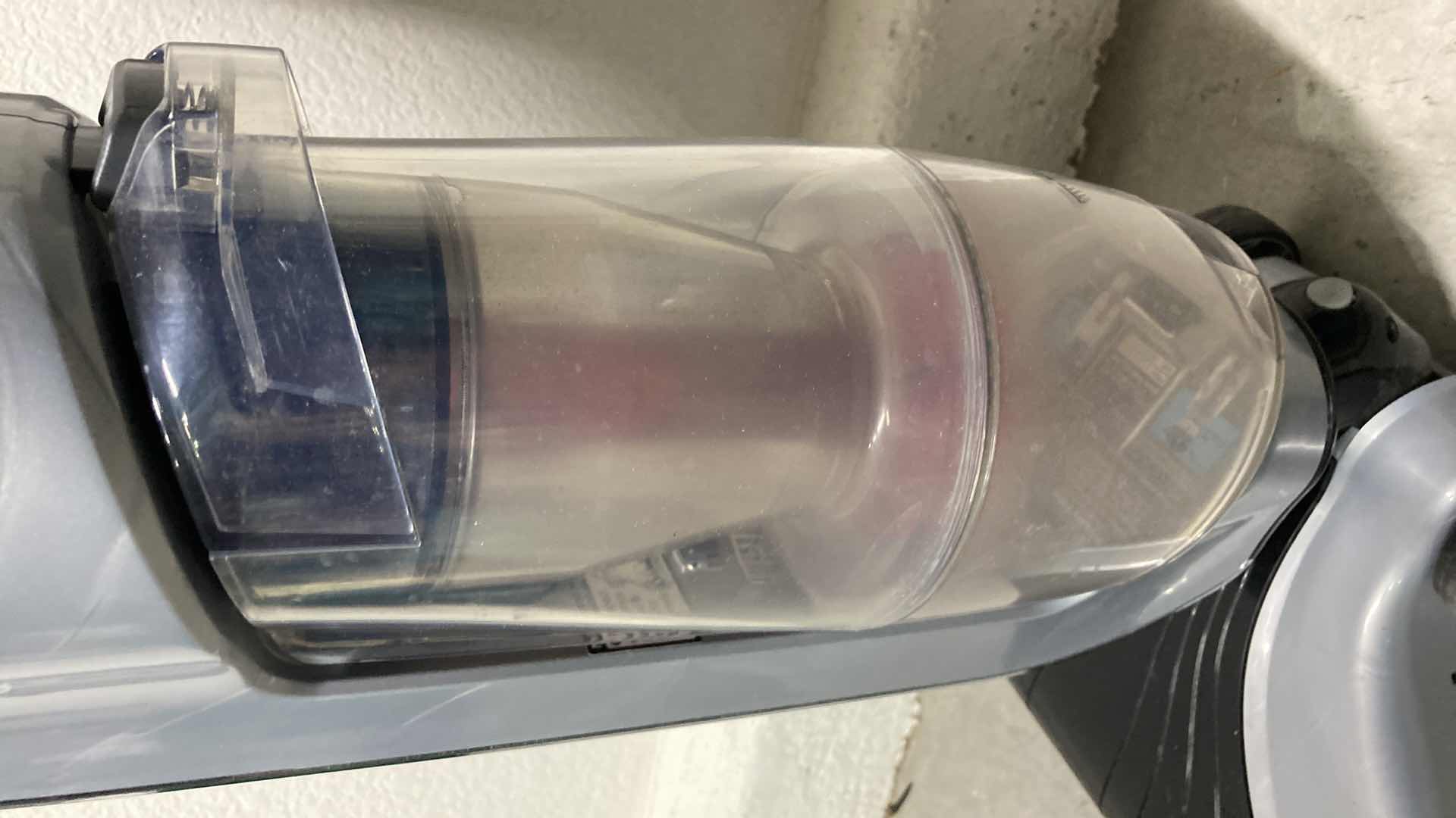 Photo 1 of HOOVER LINX WIND TUNNEL TECH CORDLESS VACUUM W BATTERY & CHARGER