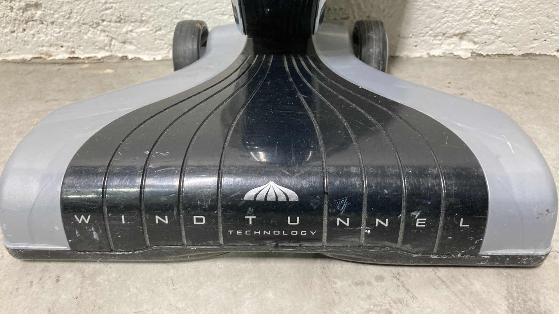 Photo 1 of HOOVER LINX WIND TUNNEL TECH CORDLESS VACUUM W BATTERY & CHARGER