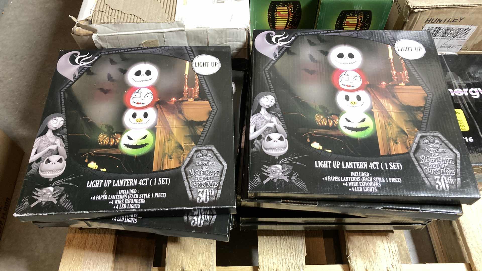 Photo 1 of HOUSEHOLD LIGHTING, LIGHT BULBS & HALLOWEEN LANTERNS ON PALLET (APPROX 30 ITEMS) 
