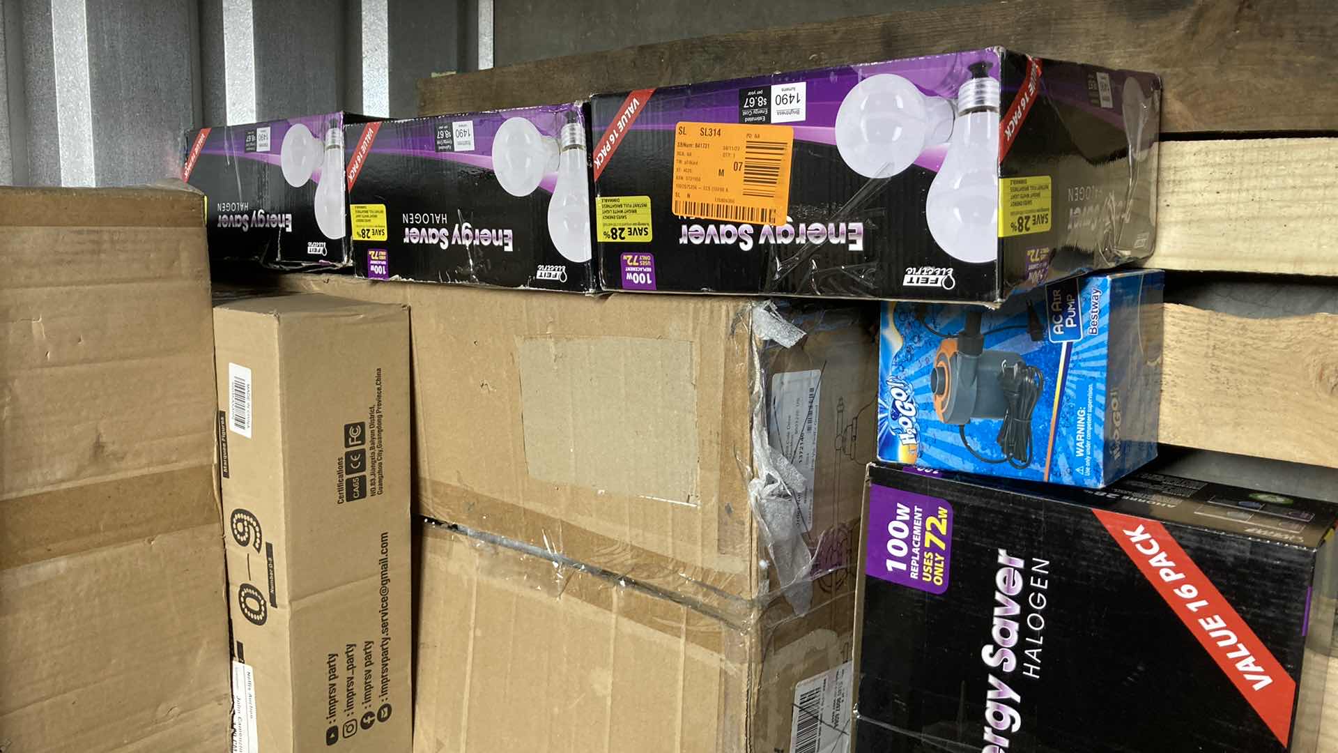 Photo 1 of HOUSEHOLD LIGHTING, LIGHT BULBS & HALLOWEEN LANTERNS ON PALLET (APPROX 30 ITEMS) 