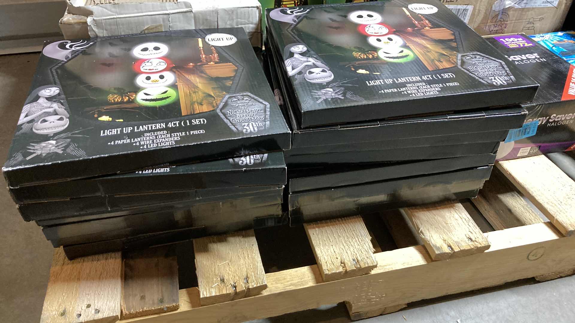 Photo 1 of HOUSEHOLD LIGHTING, LIGHT BULBS & HALLOWEEN LANTERNS ON PALLET (APPROX 30 ITEMS) 