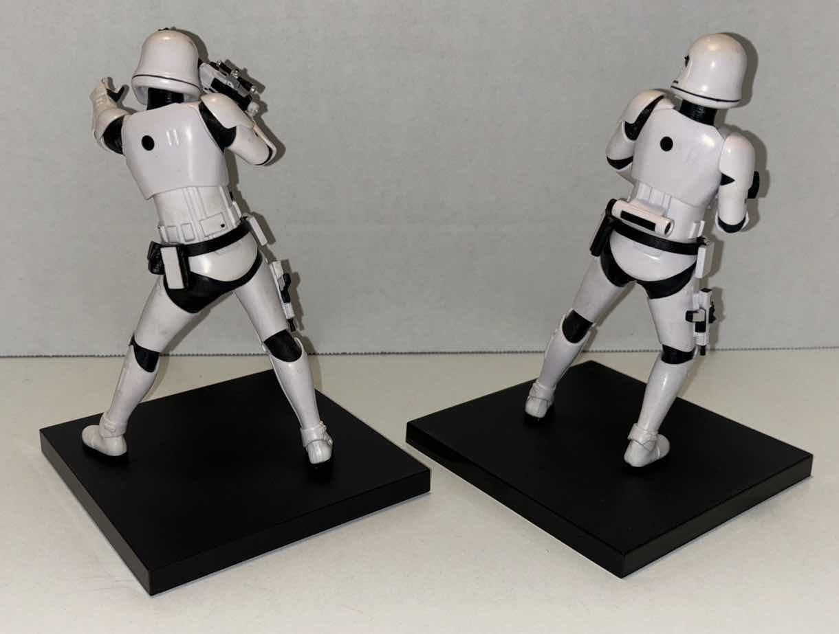 Photo 1 of DISPLAY MODEL ARTFX+ KOTOBUKIYA STAR WARS 1/10 SCALE FIRST ORDER SET OF 2 STORMTROOPERS W MAGNETIC PLATFORMS & 12 PCS EXTRA LEGS/ARMS/WEAPONS 